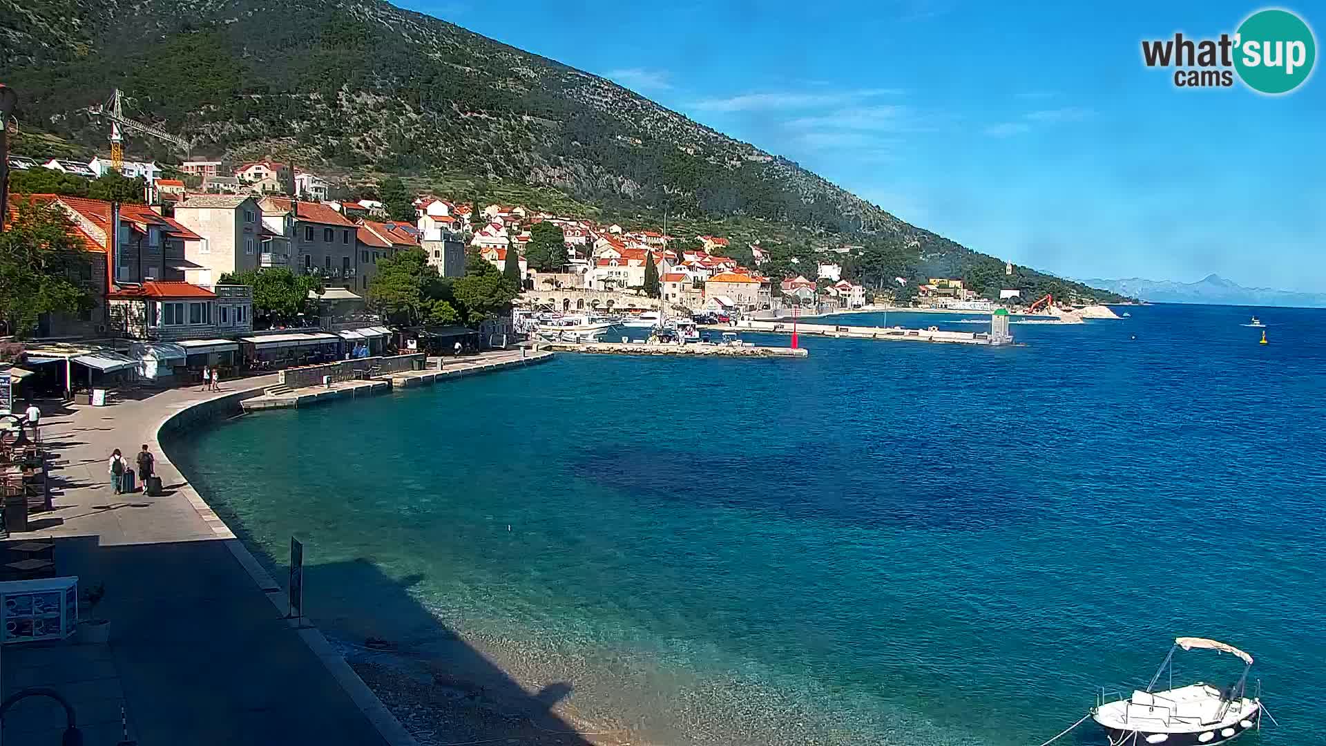 Spletna kamera Bol – Center mesta in marina v živo