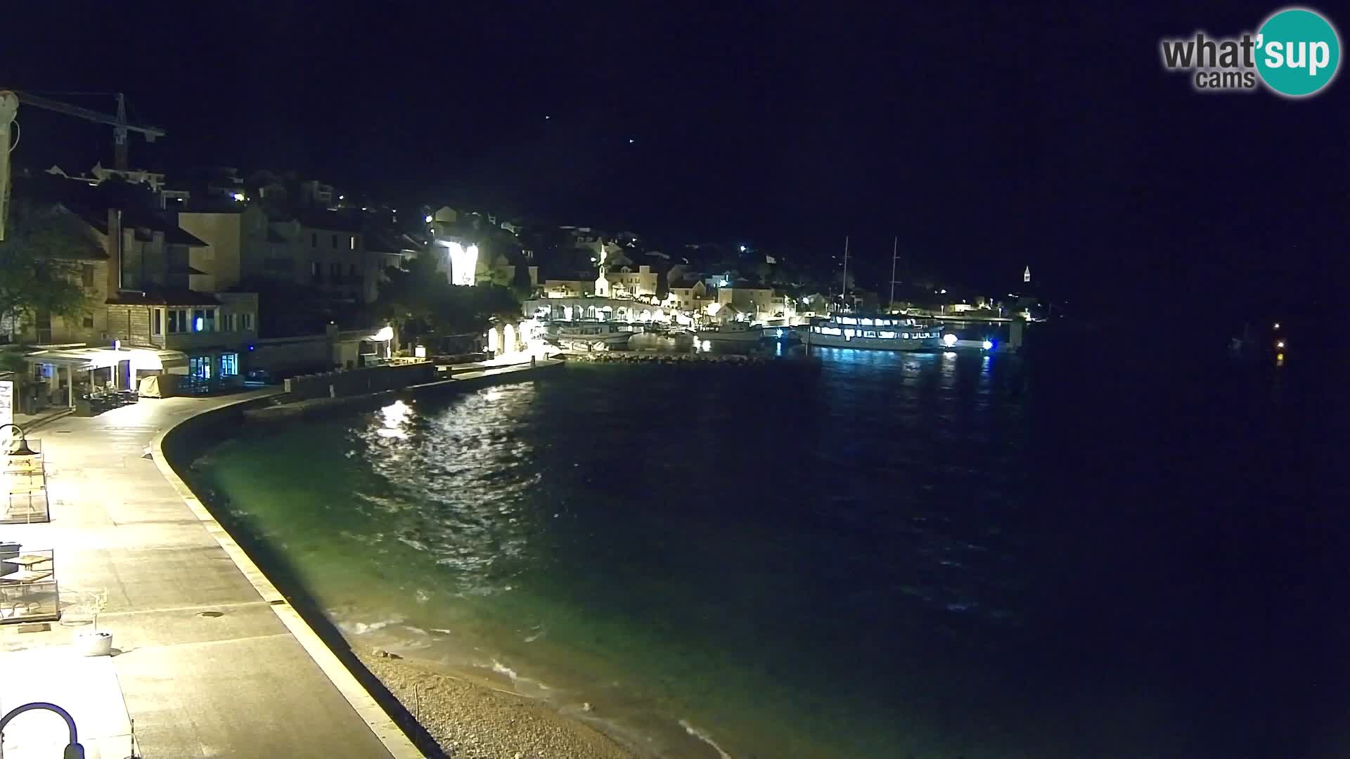 Spletna kamera Bol – Center mesta in marina v živo