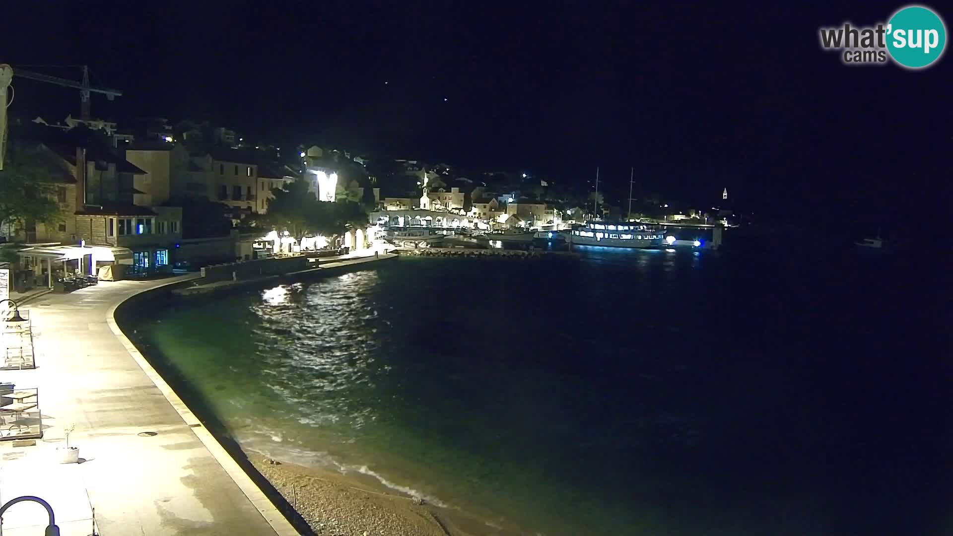 Spletna kamera Bol – Center mesta in marina v živo