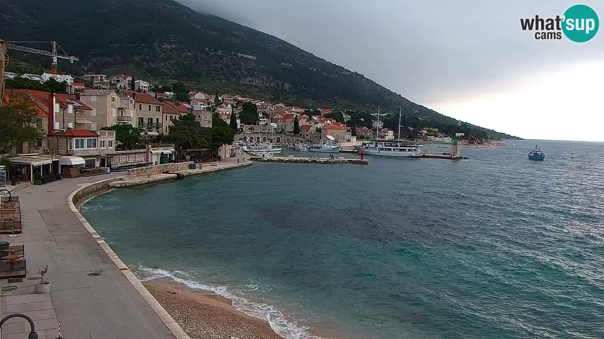 Spletna kamera Bol – Center mesta in marina v živo