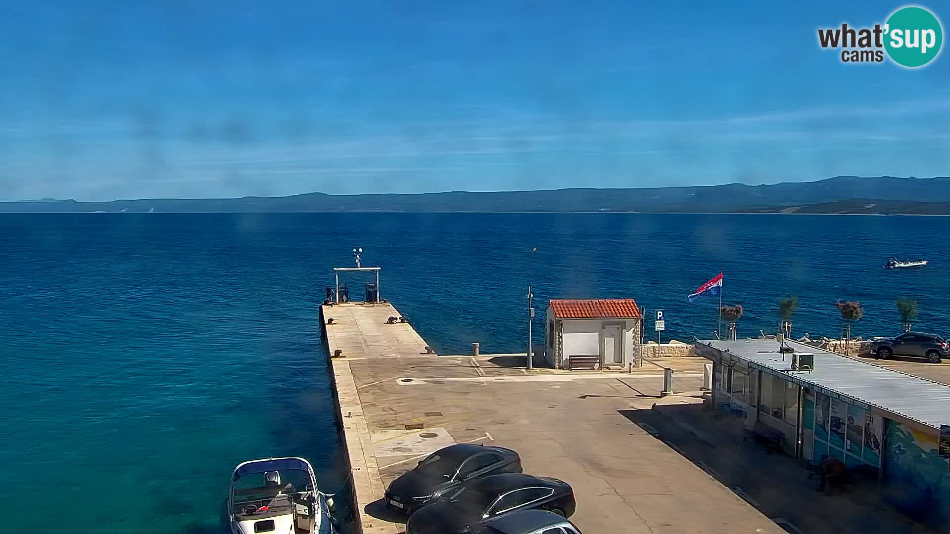 Spletna kamera Bol – Center mesta in marina v živo