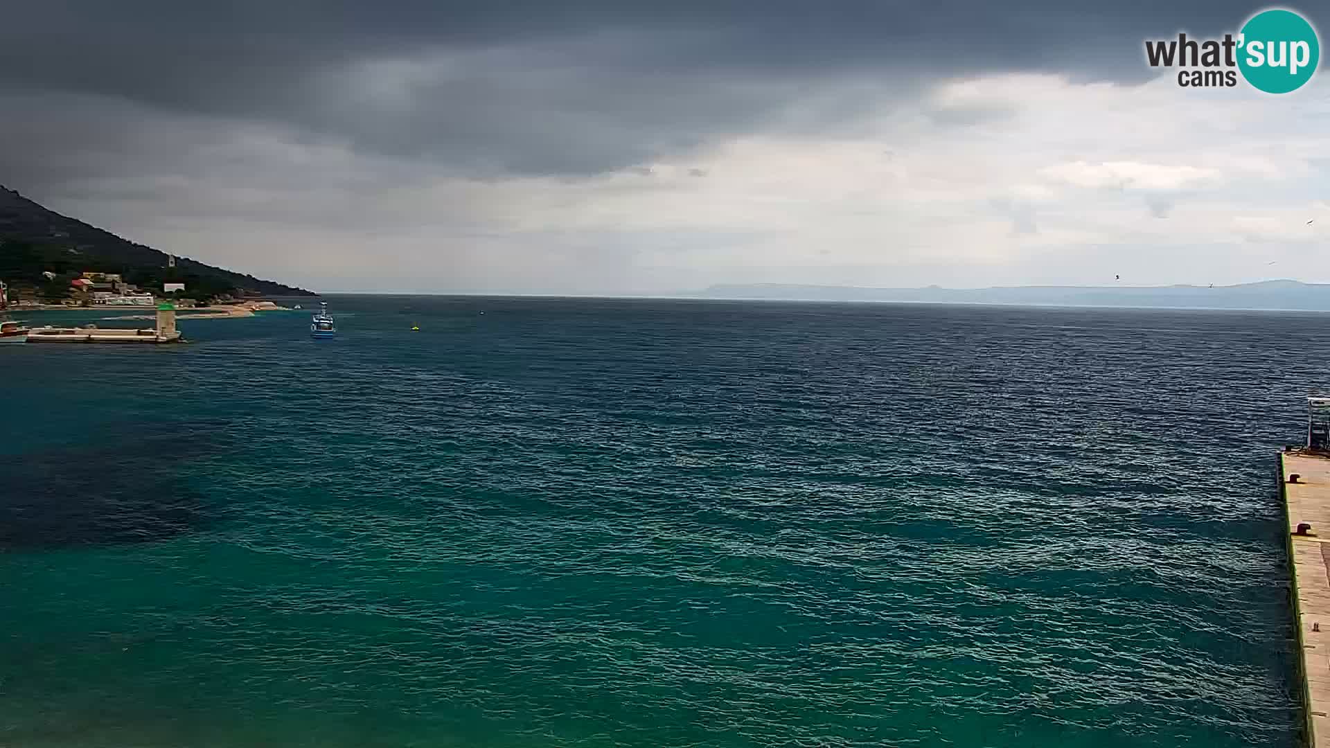 Spletna kamera Bol – Center mesta in marina v živo