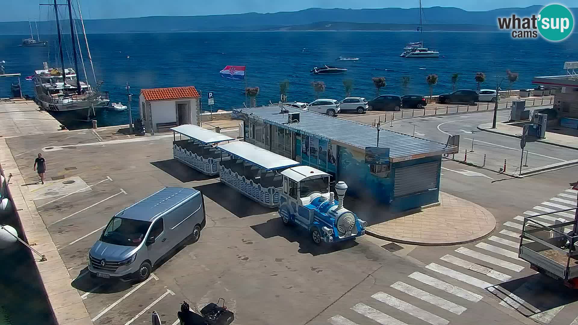 Web kamera Bol – Centar mjesta i marina | Pogled uživo