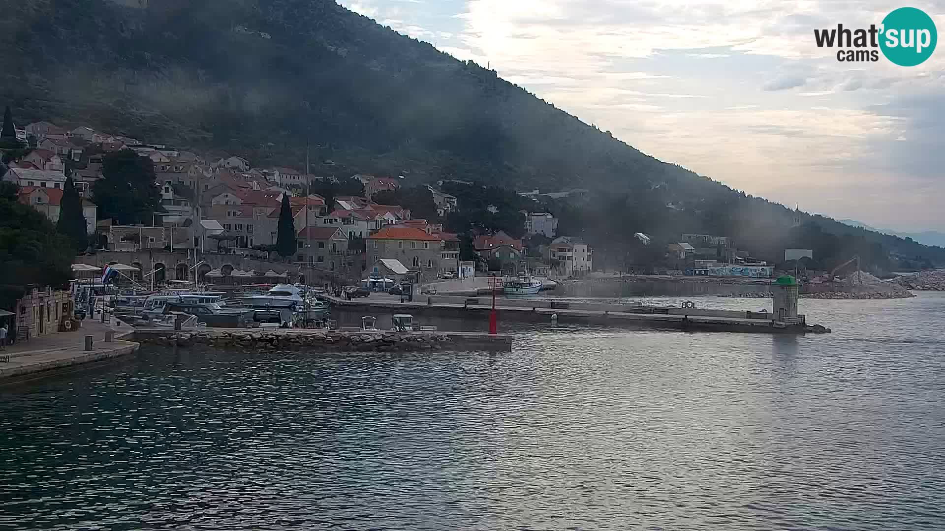 Spletna kamera Bol – Center mesta in marina v živo
