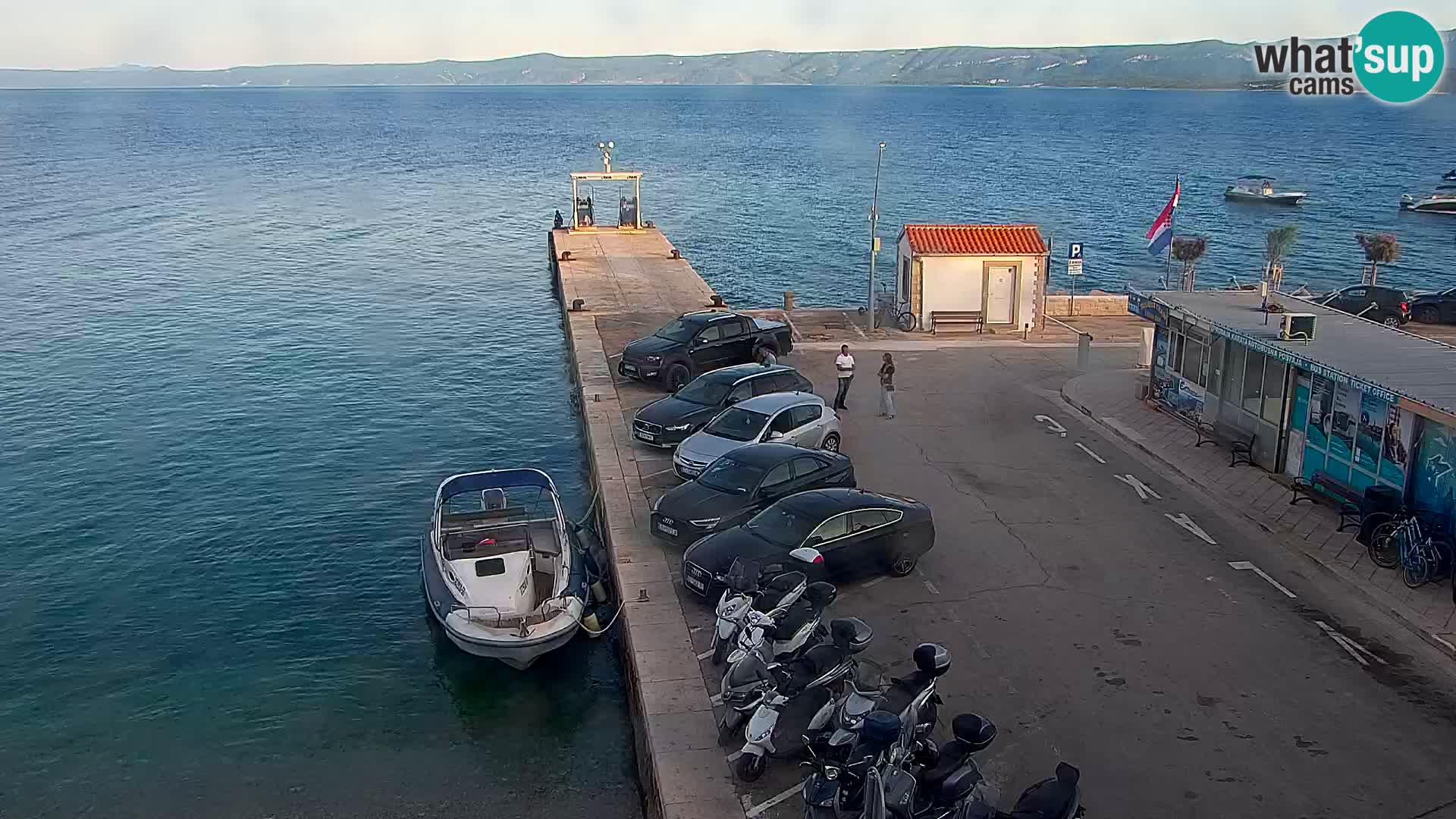 Spletna kamera Bol – Center mesta in marina v živo