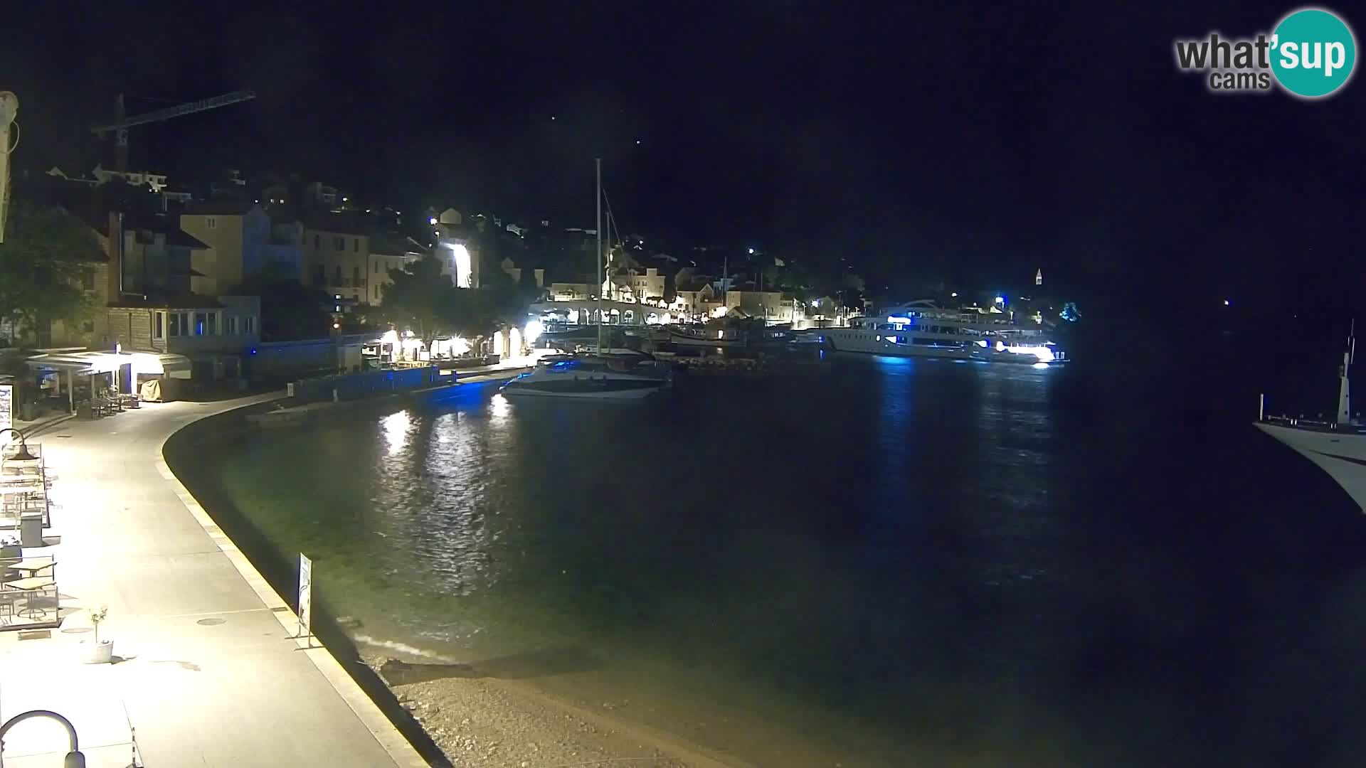 Spletna kamera Bol – Center mesta in marina v živo