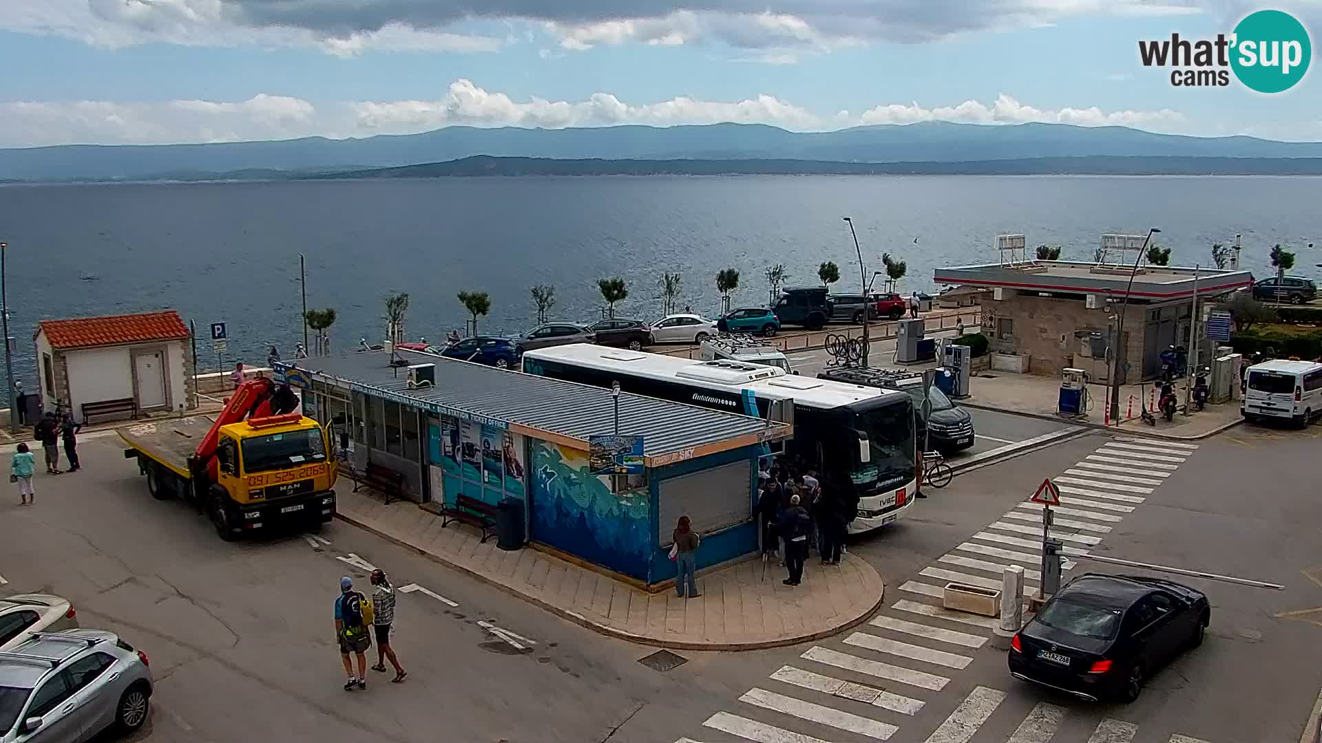 Spletna kamera Bol – Center mesta in marina v živo