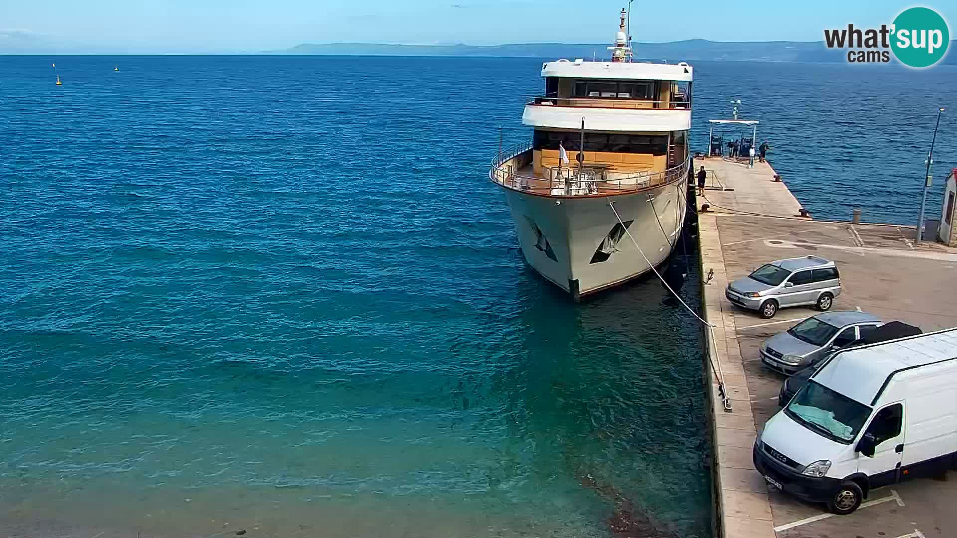 Spletna kamera Bol – Center mesta in marina v živo