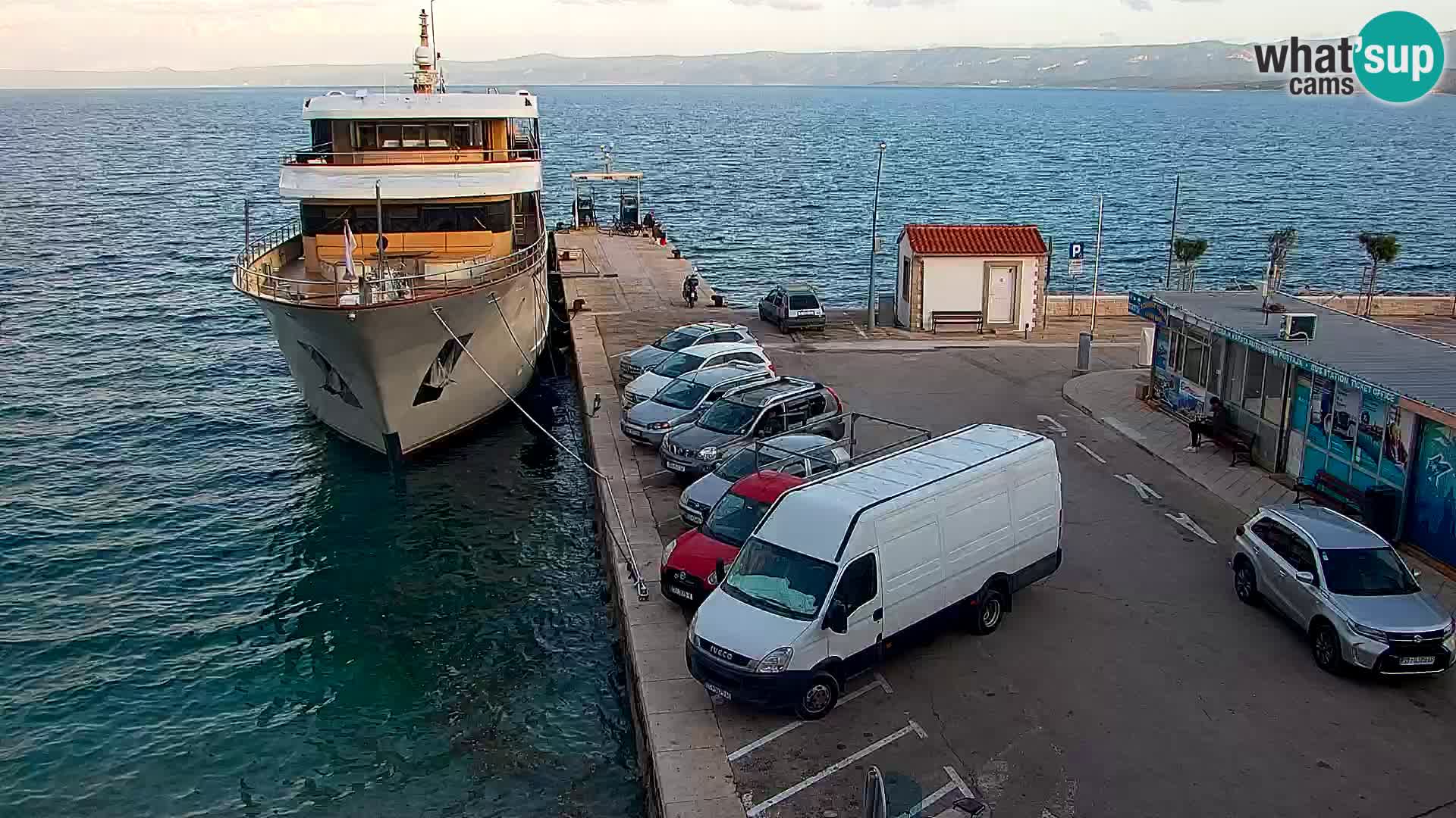 Spletna kamera Bol – Center mesta in marina v živo