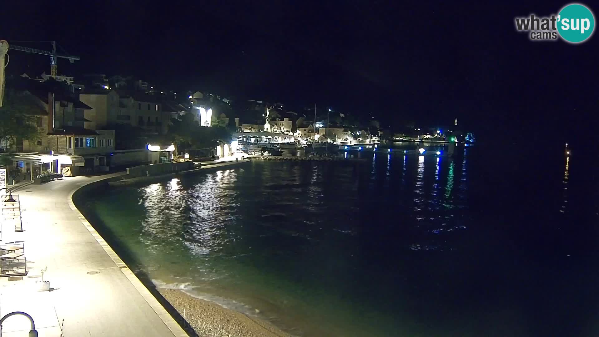 Spletna kamera Bol – Center mesta in marina v živo