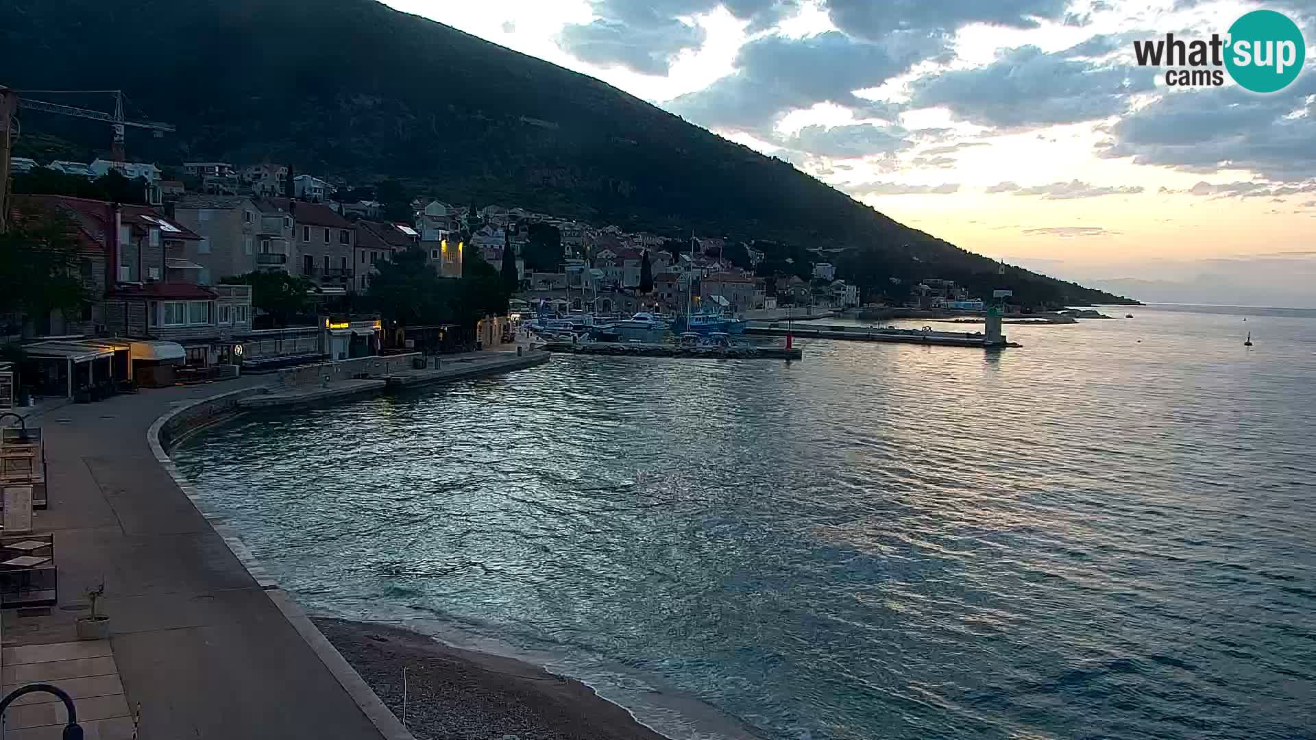 Web kamera Bol – Centar mjesta i marina | Pogled uživo