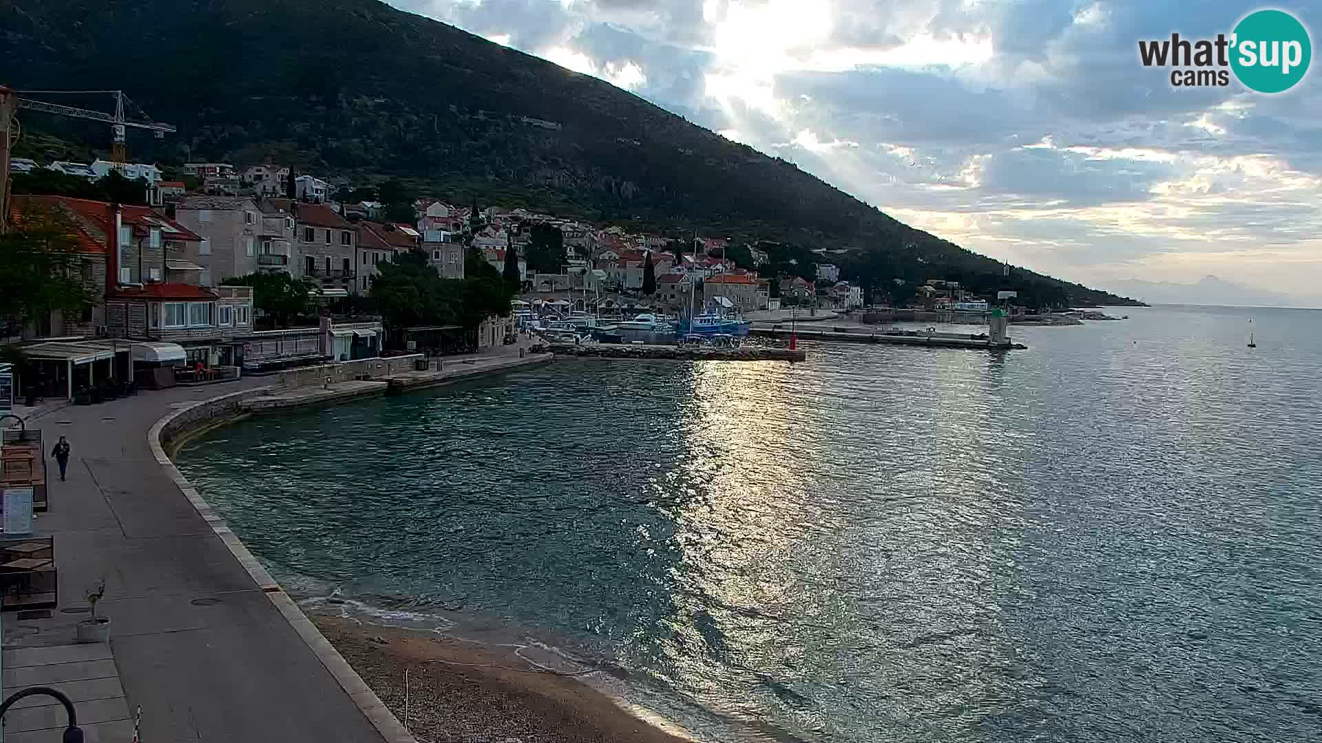 Spletna kamera Bol – Center mesta in marina v živo
