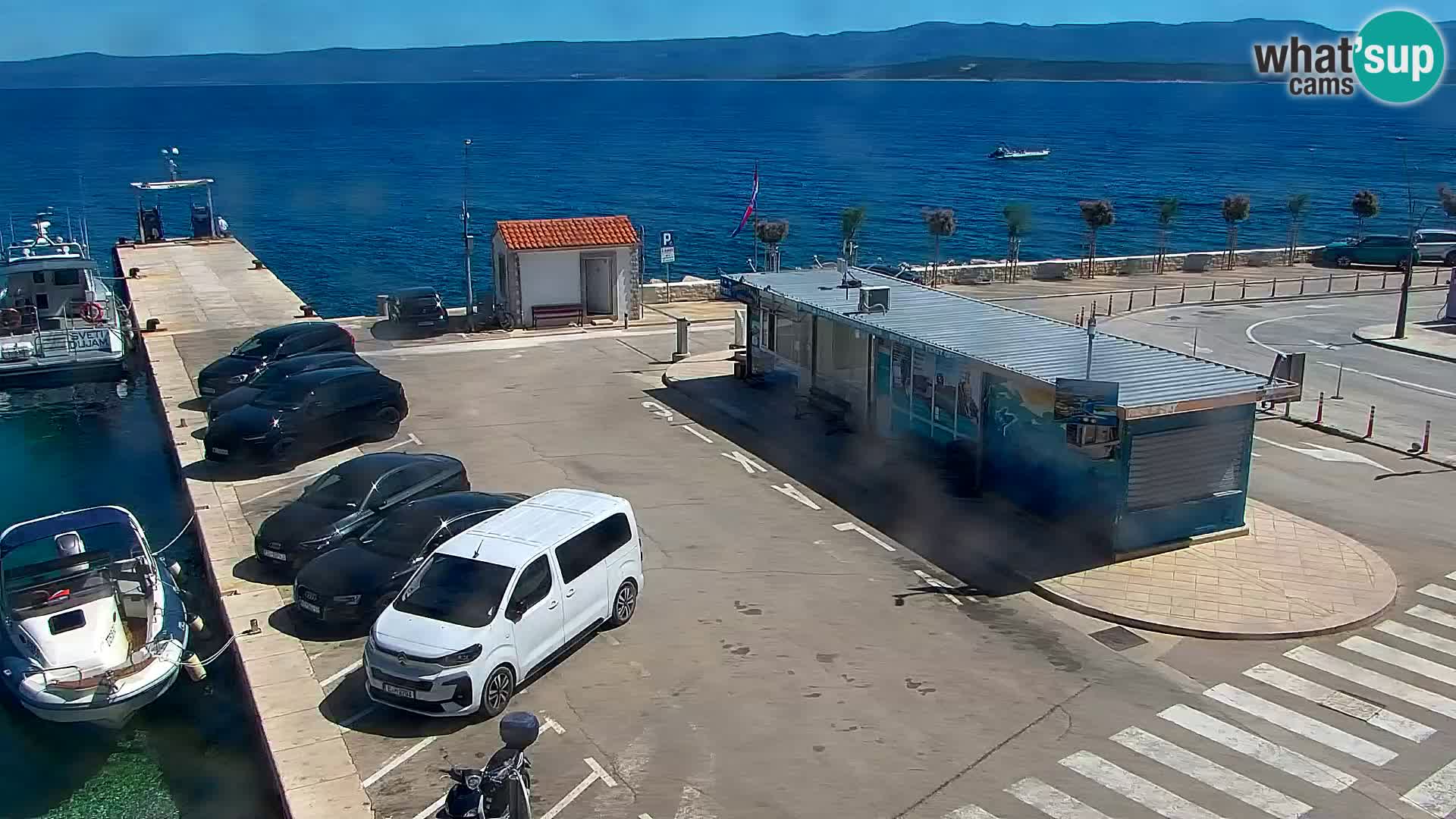 Web kamera Bol – Centar mjesta i marina | Pogled uživo