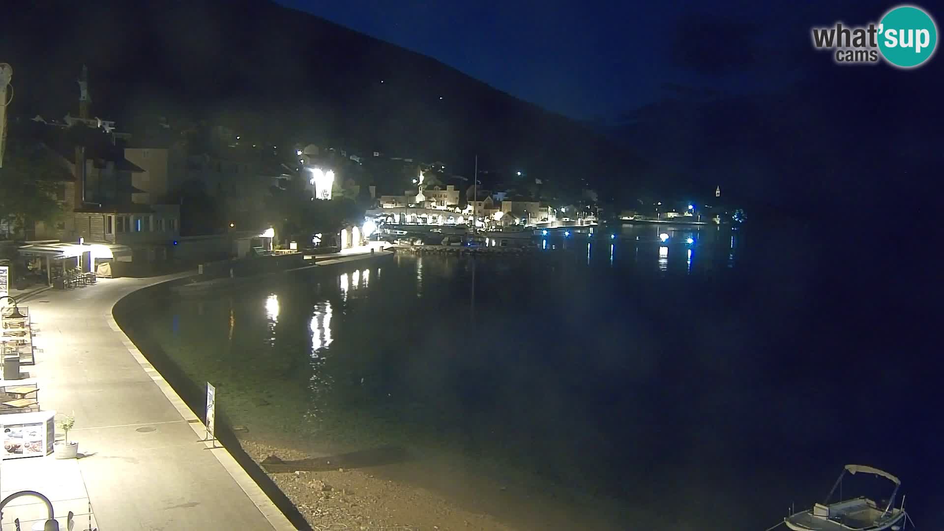 Spletna kamera Bol – Center mesta in marina v živo