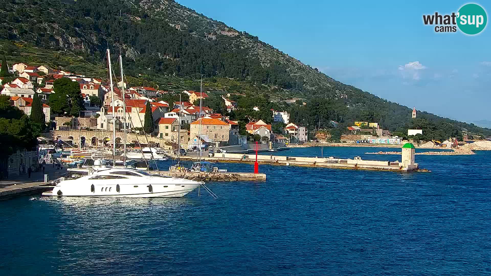 Spletna kamera Bol – Center mesta in marina v živo
