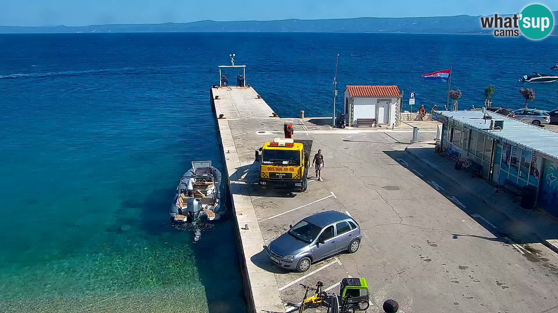 Spletna kamera Bol – Center mesta in marina v živo