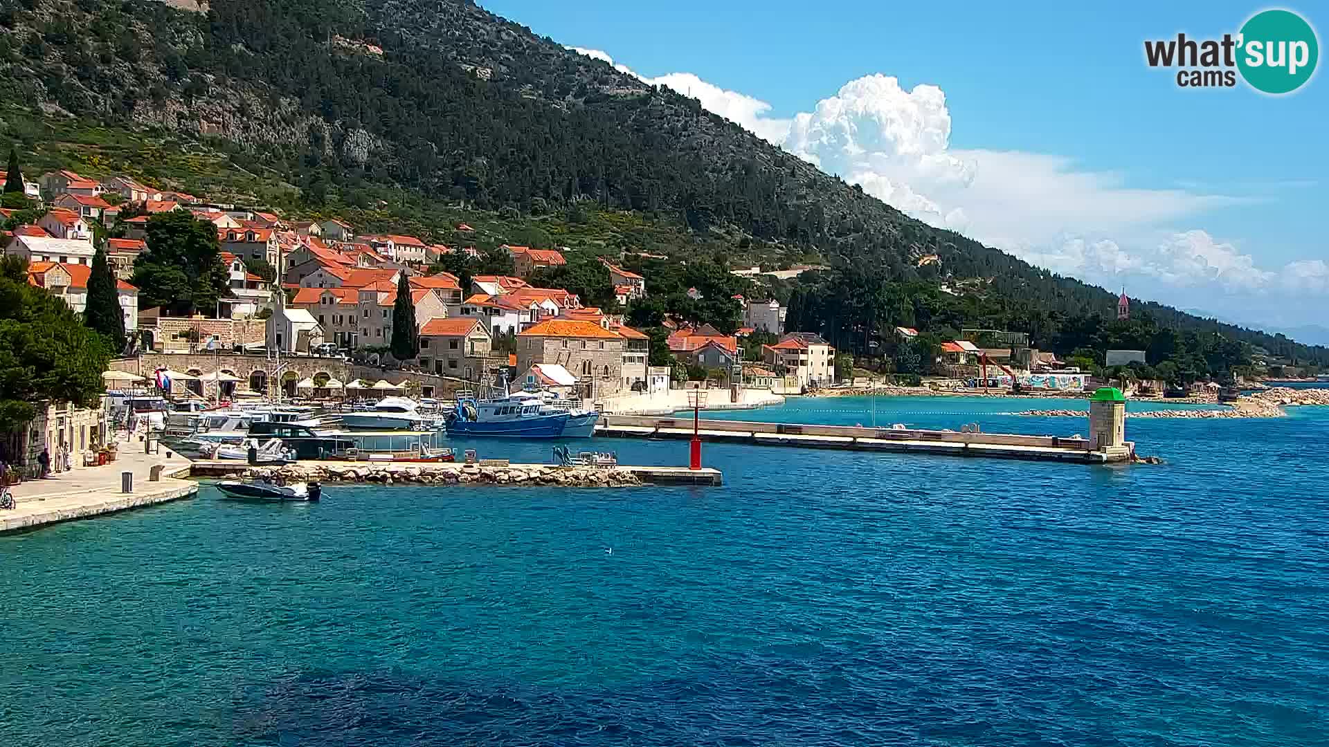 Spletna kamera Bol – Center mesta in marina v živo