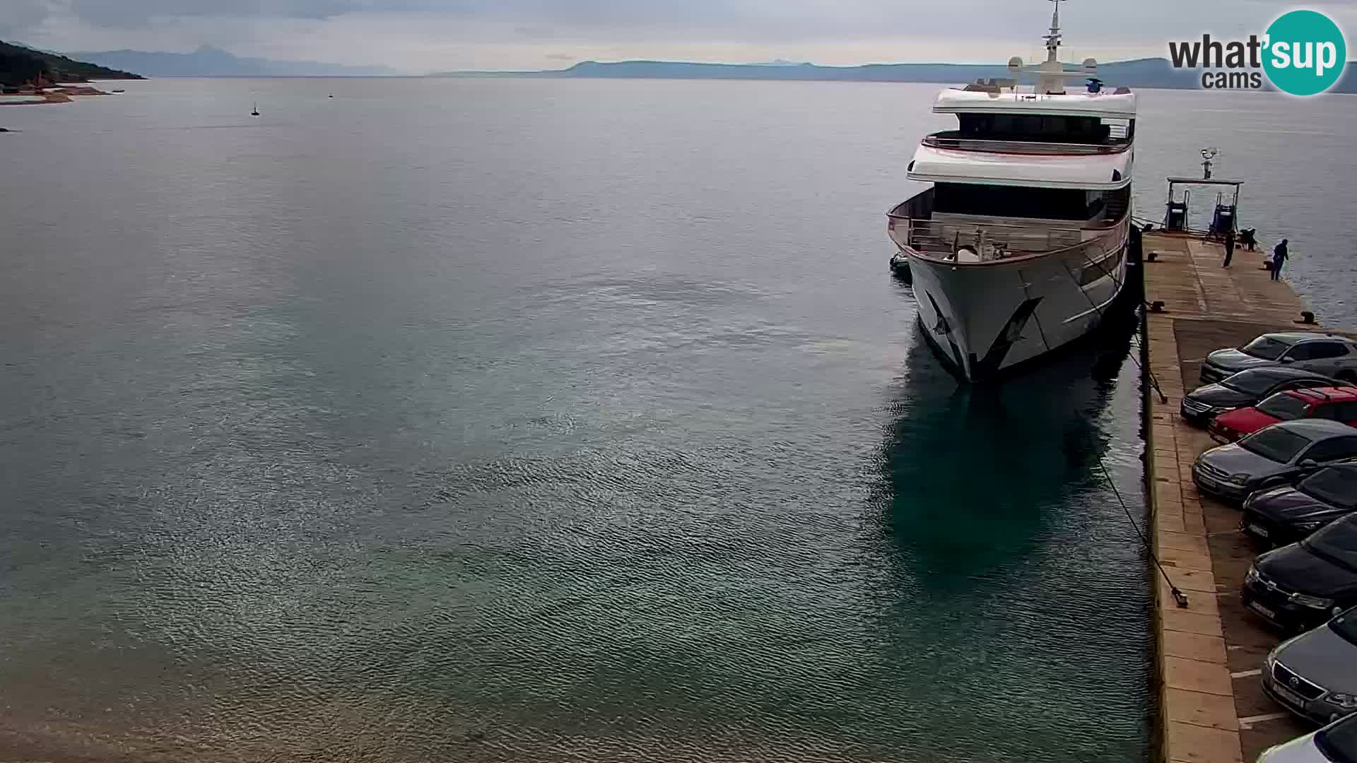 Spletna kamera Bol – Center mesta in marina v živo