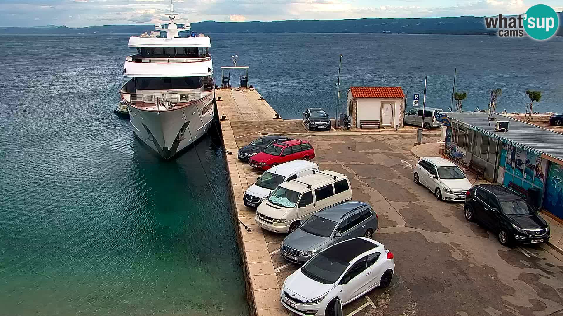 Spletna kamera Bol – Center mesta in marina v živo