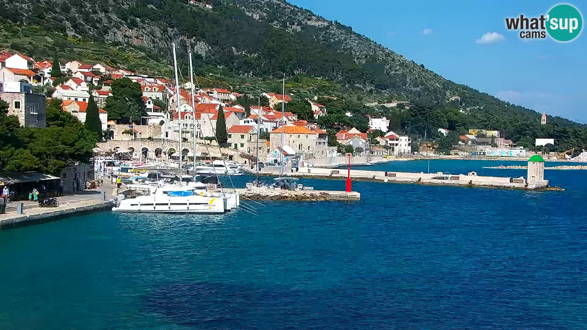Web kamera Bol – Centar mjesta i marina | Pogled uživo