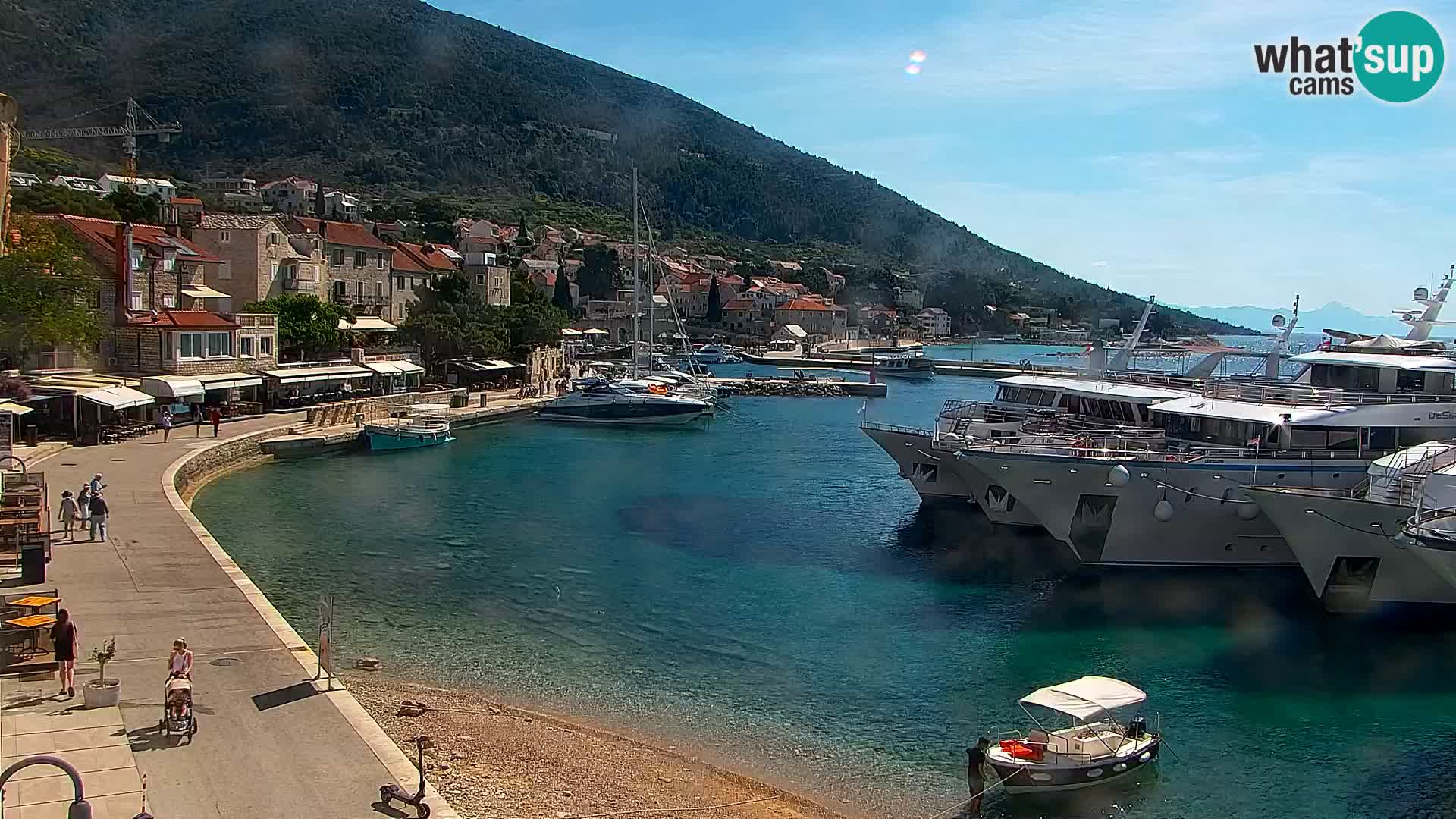 Spletna kamera Bol – Center mesta in marina v živo