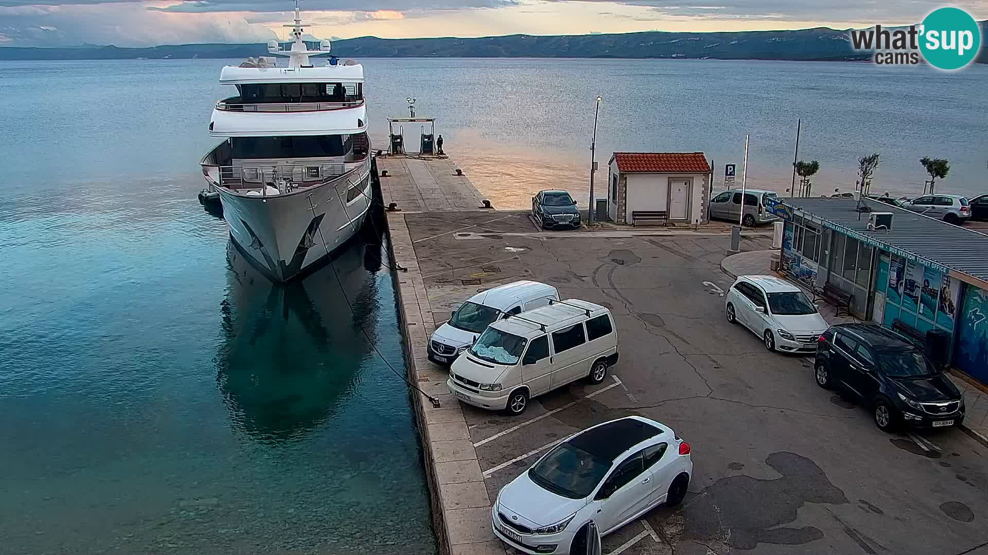 Webcam Bol Centro e Marina – Vista live dal porto di Bol