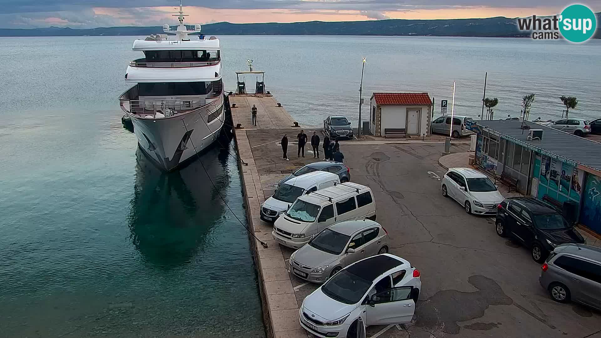 Web kamera Bol – Centar mjesta i marina | Pogled uživo