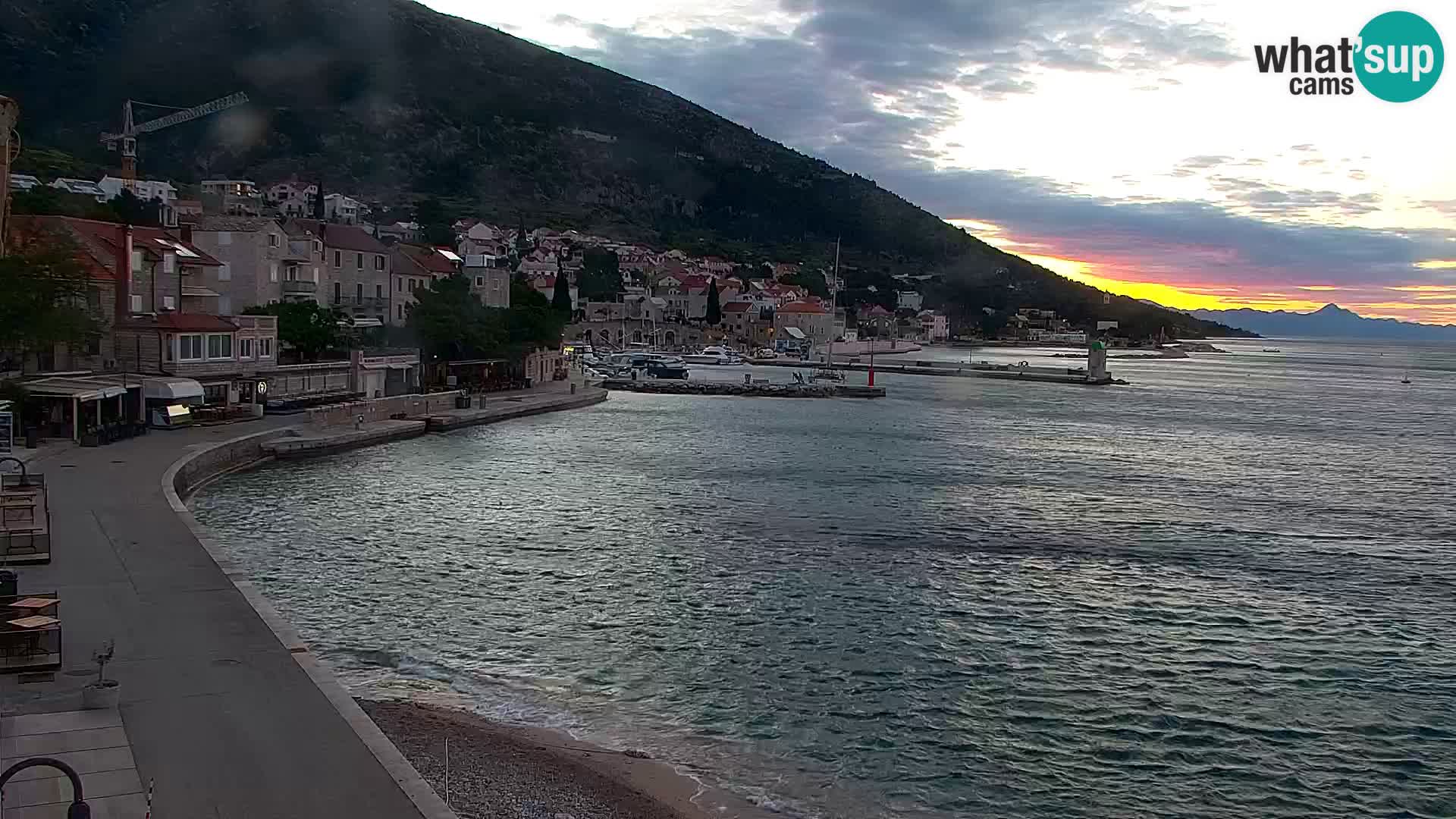Spletna kamera Bol – Center mesta in marina v živo