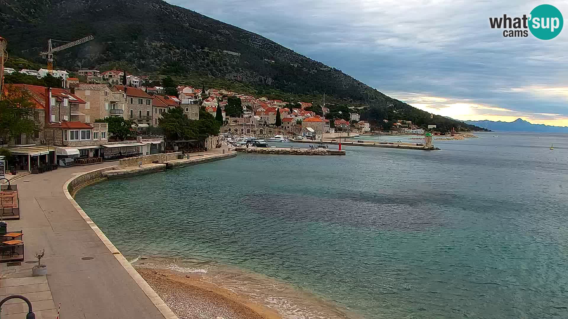 Web kamera Bol – Centar mjesta i marina | Pogled uživo
