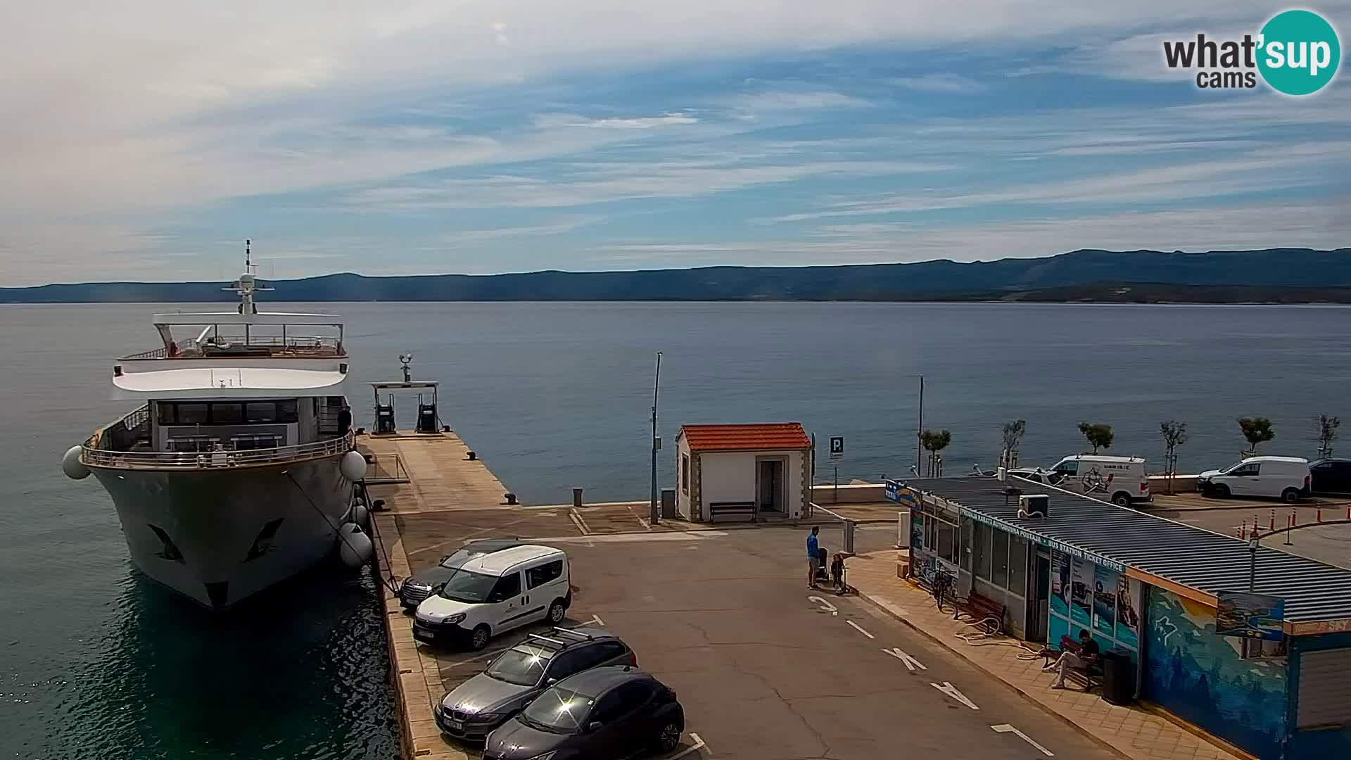 Spletna kamera Bol – Center mesta in marina v živo