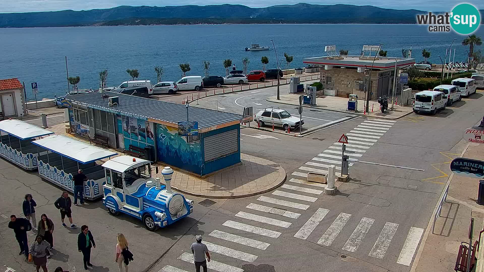 Spletna kamera Bol – Center mesta in marina v živo