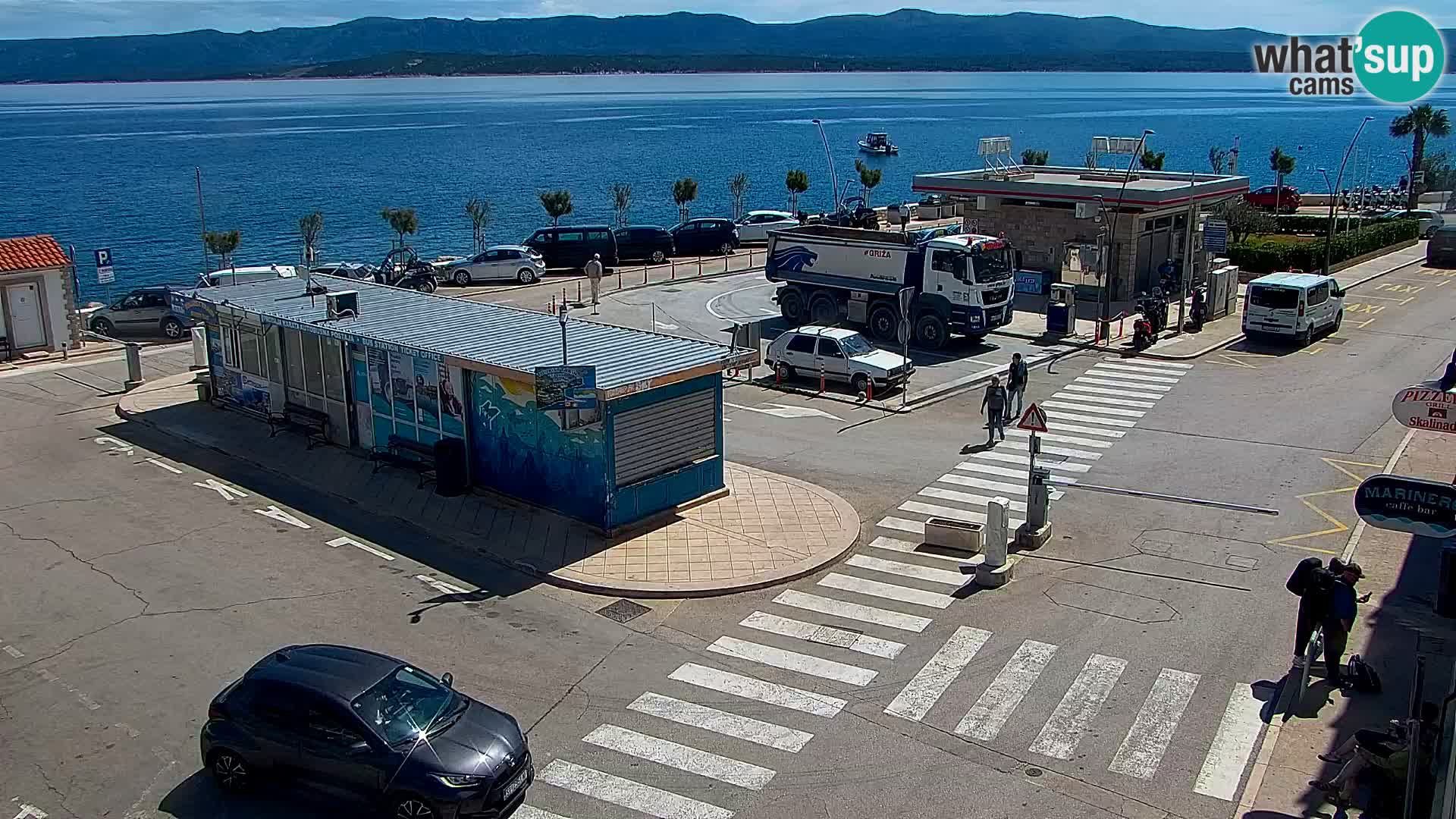 Spletna kamera Bol – Center mesta in marina v živo