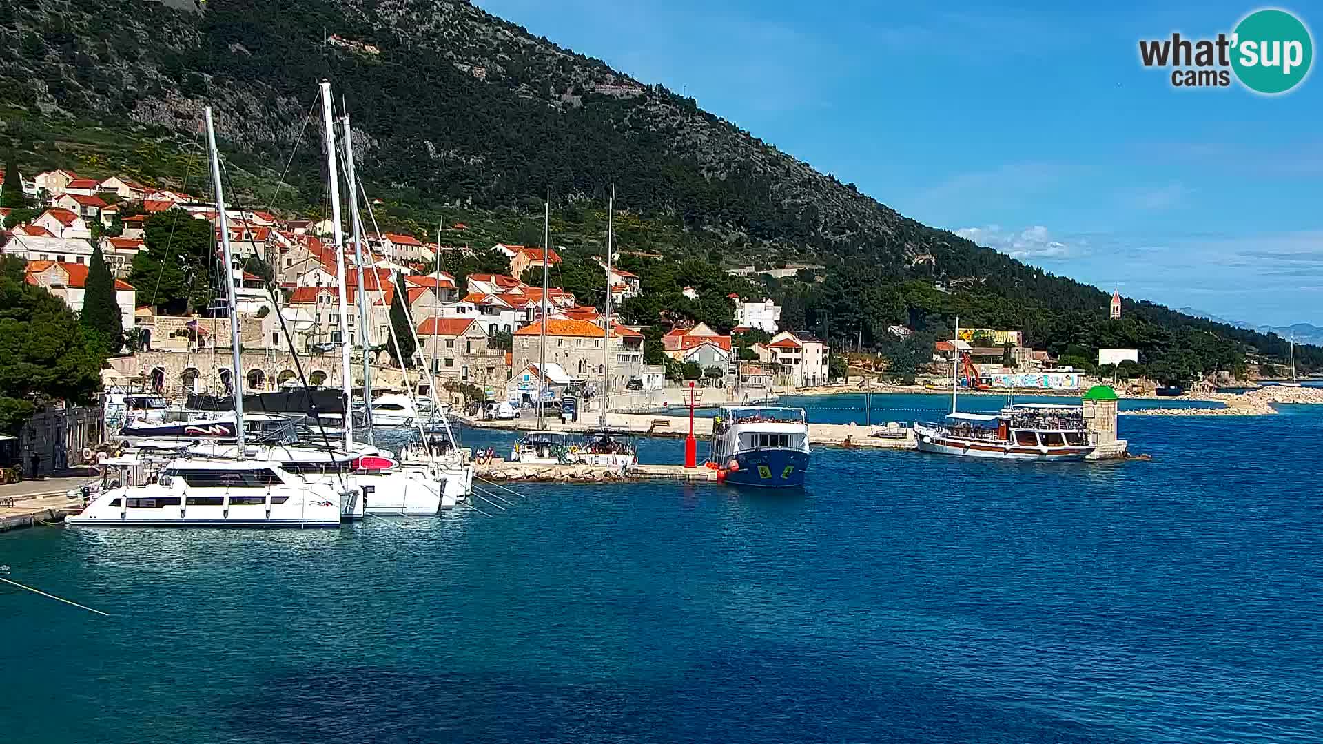 Spletna kamera Bol – Center mesta in marina v živo