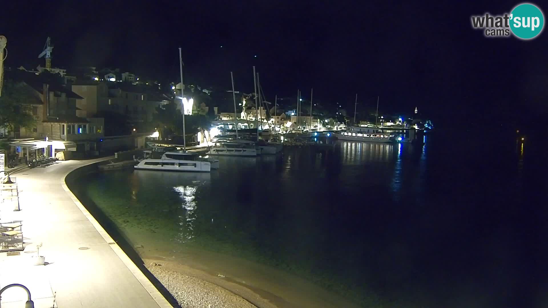 Spletna kamera Bol – Center mesta in marina v živo