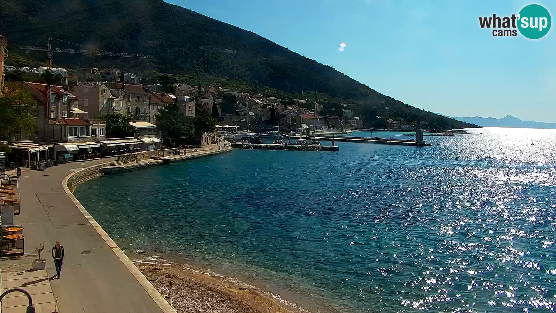 Spletna kamera Bol – Center mesta in marina v živo