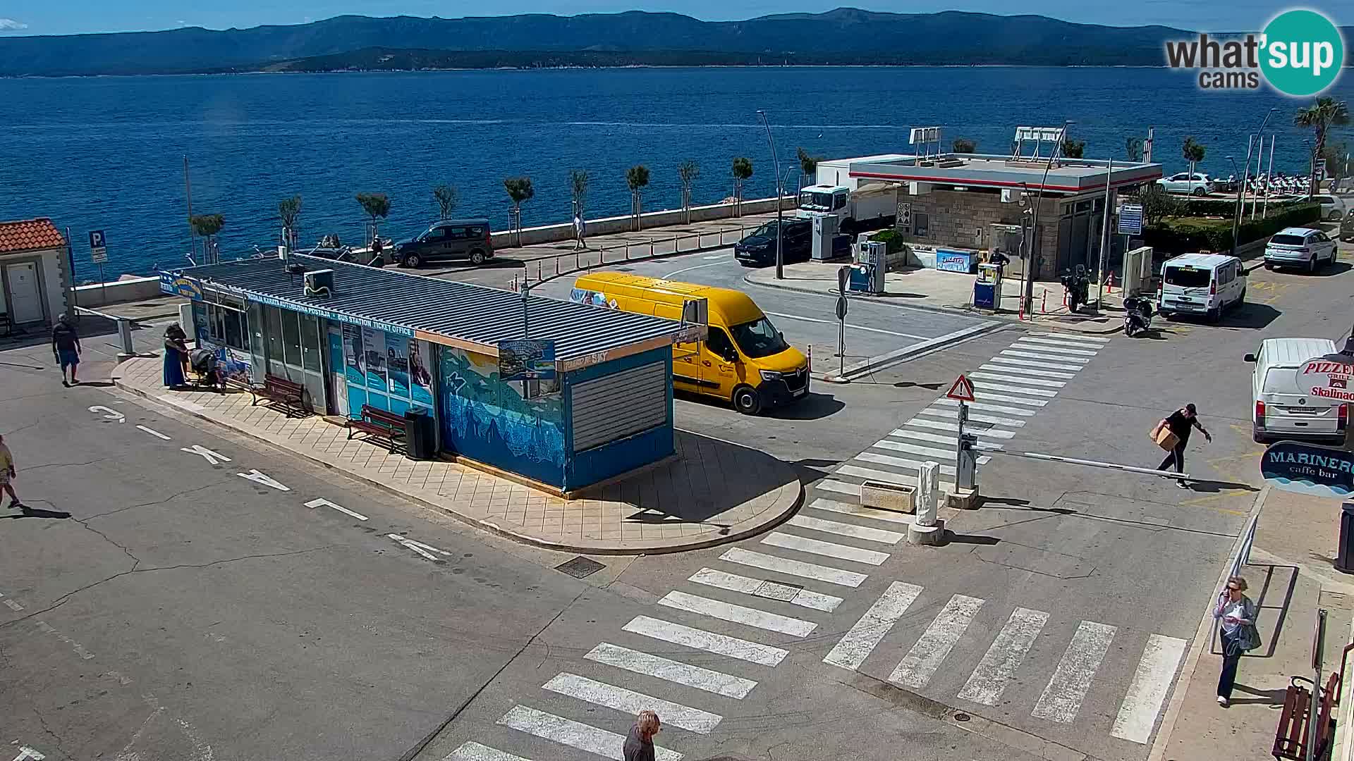 Spletna kamera Bol – Center mesta in marina v živo