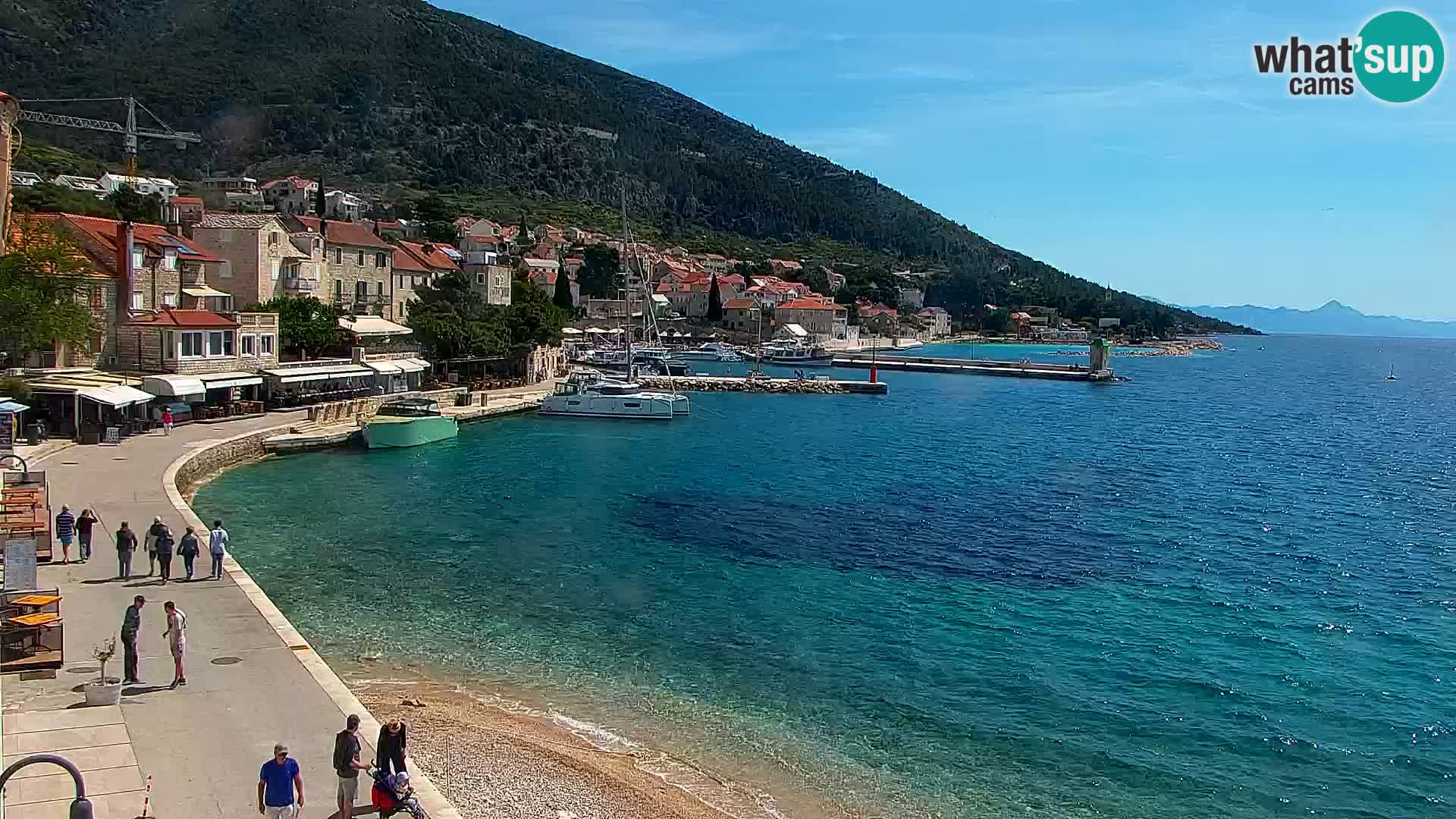 Spletna kamera Bol – Center mesta in marina v živo