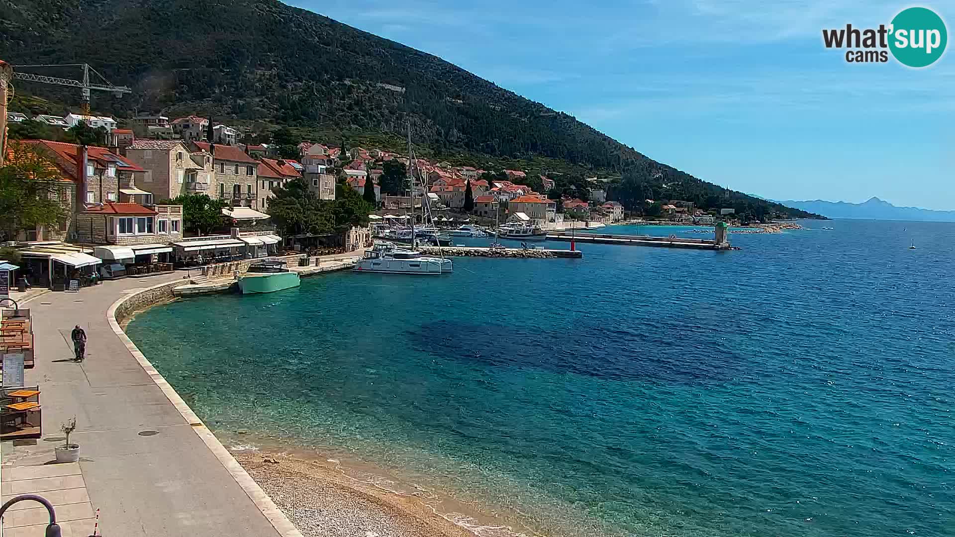 Spletna kamera Bol – Center mesta in marina v živo
