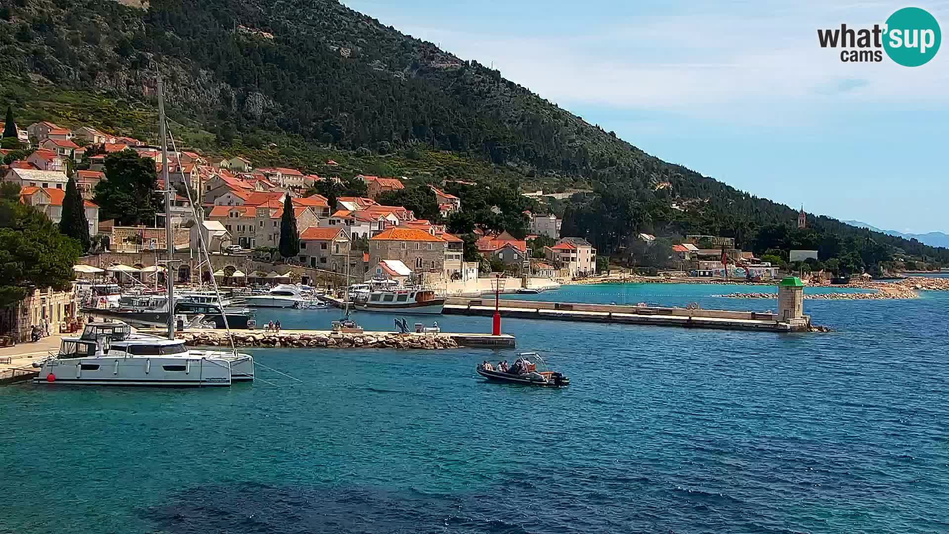 Spletna kamera Bol – Center mesta in marina v živo