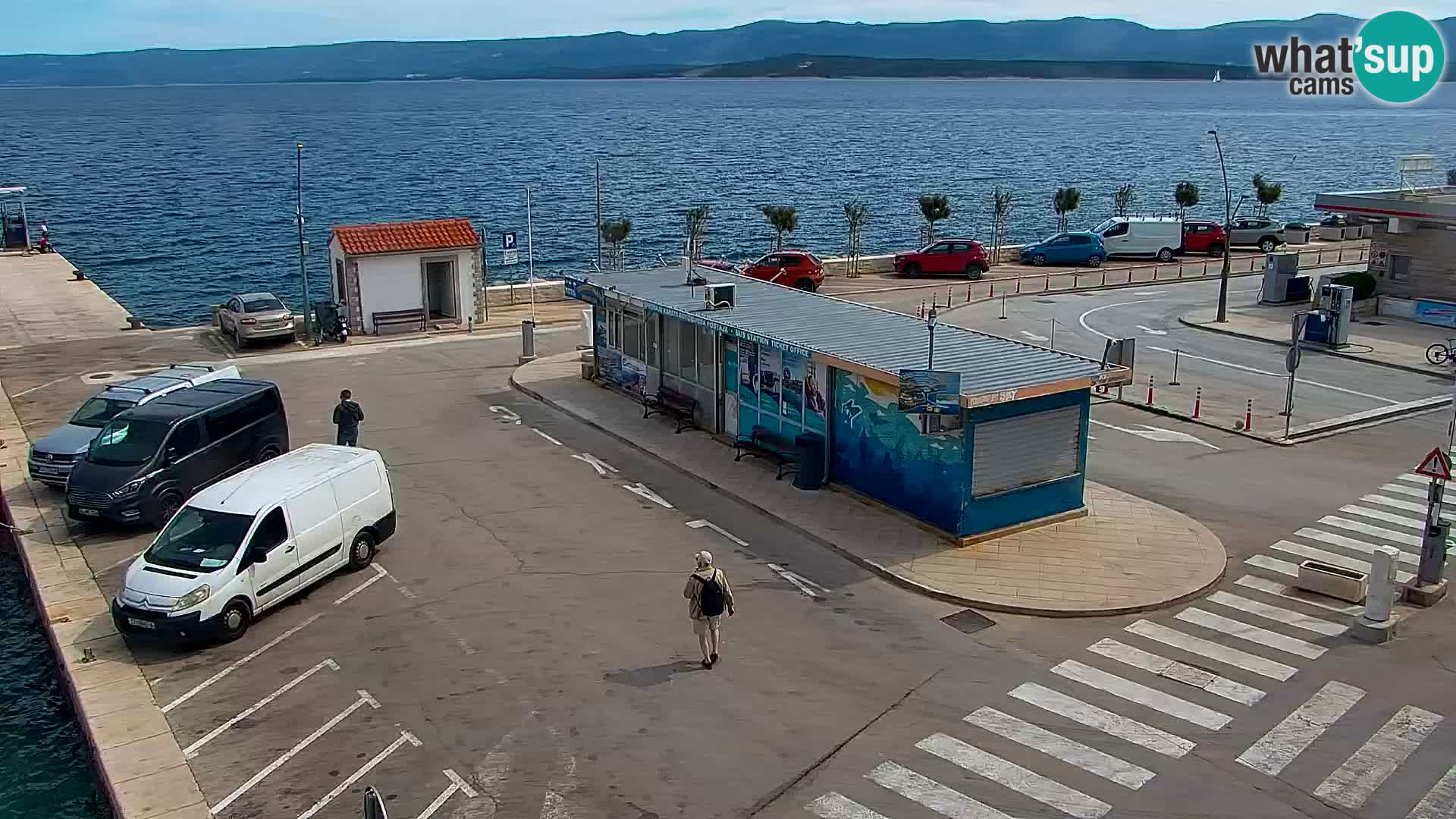 Spletna kamera Bol – Center mesta in marina v živo