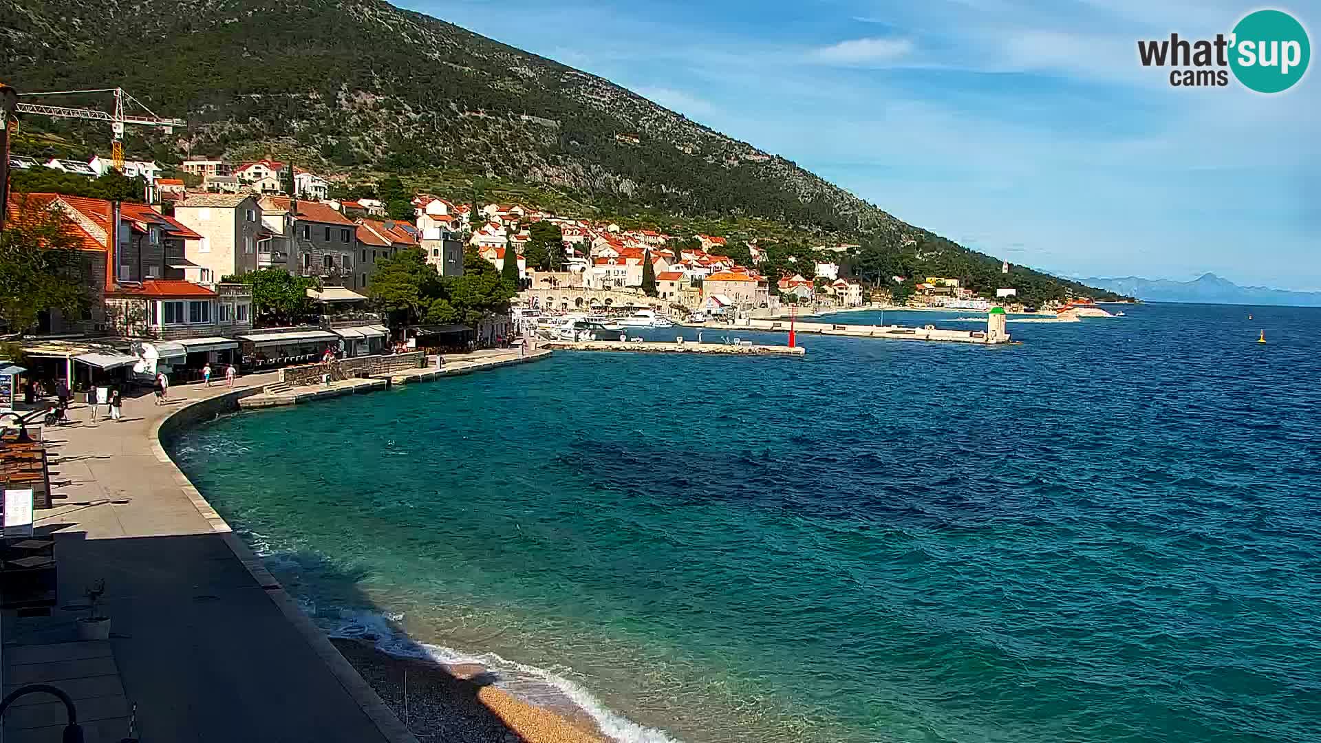 Spletna kamera Bol – Center mesta in marina v živo