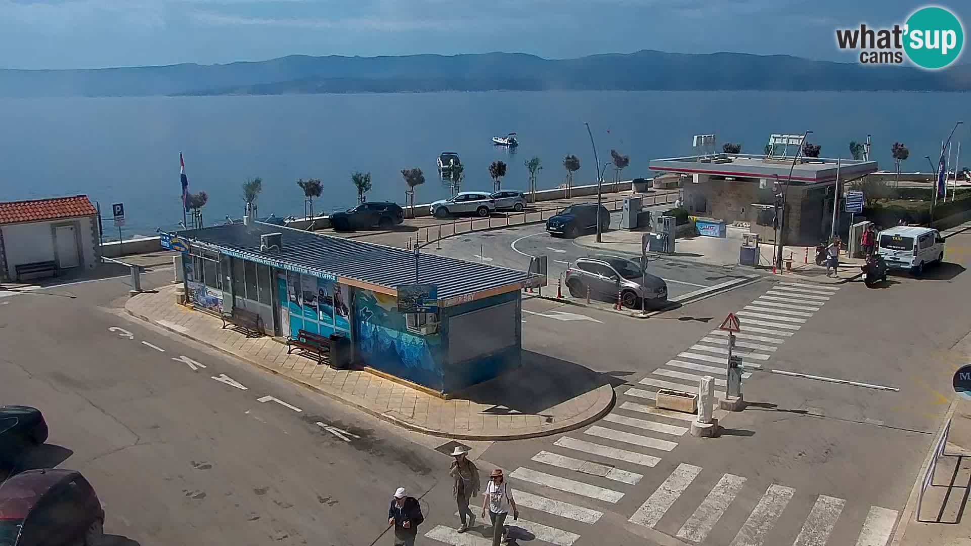 Spletna kamera Bol – Center mesta in marina v živo