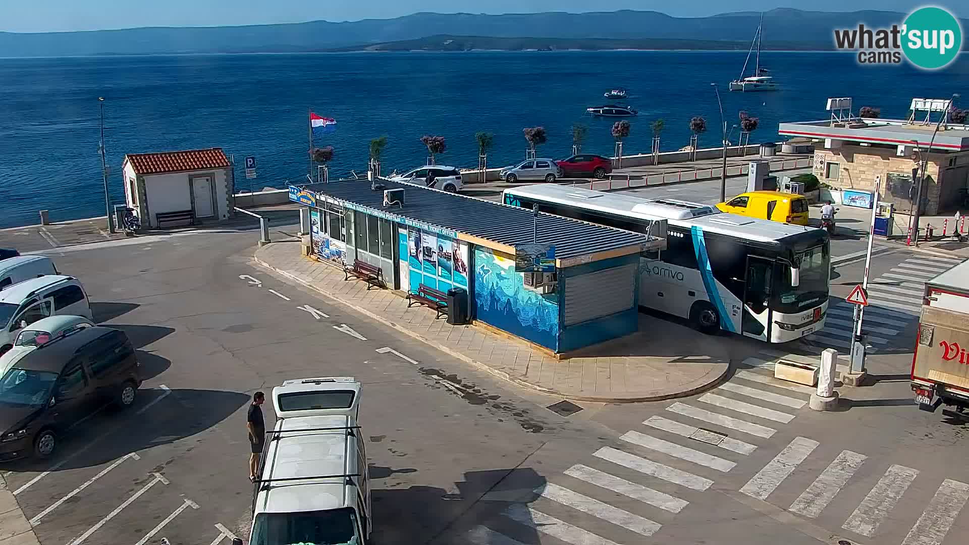 Spletna kamera Bol – Center mesta in marina v živo