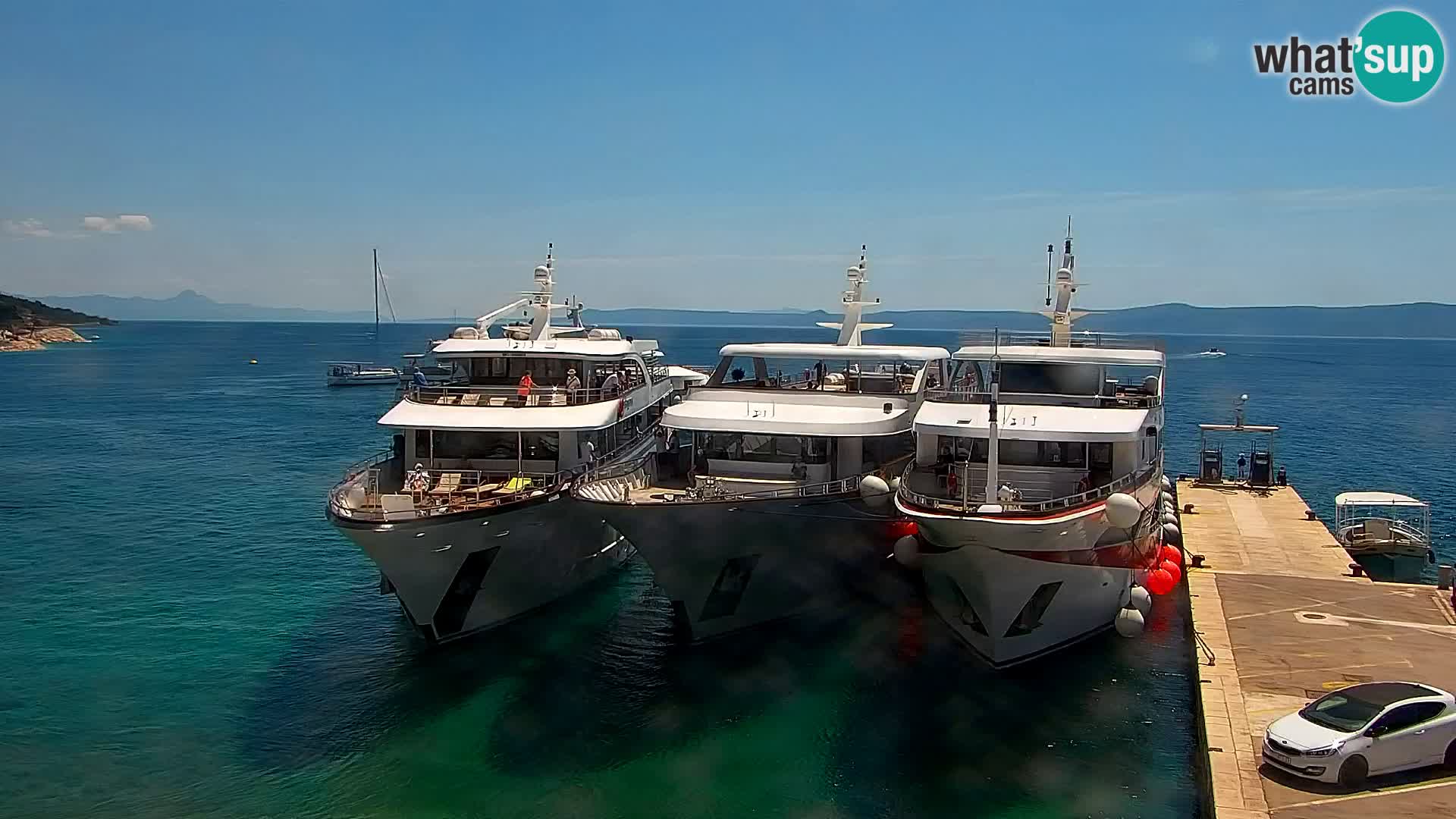 Spletna kamera Bol – Center mesta in marina v živo