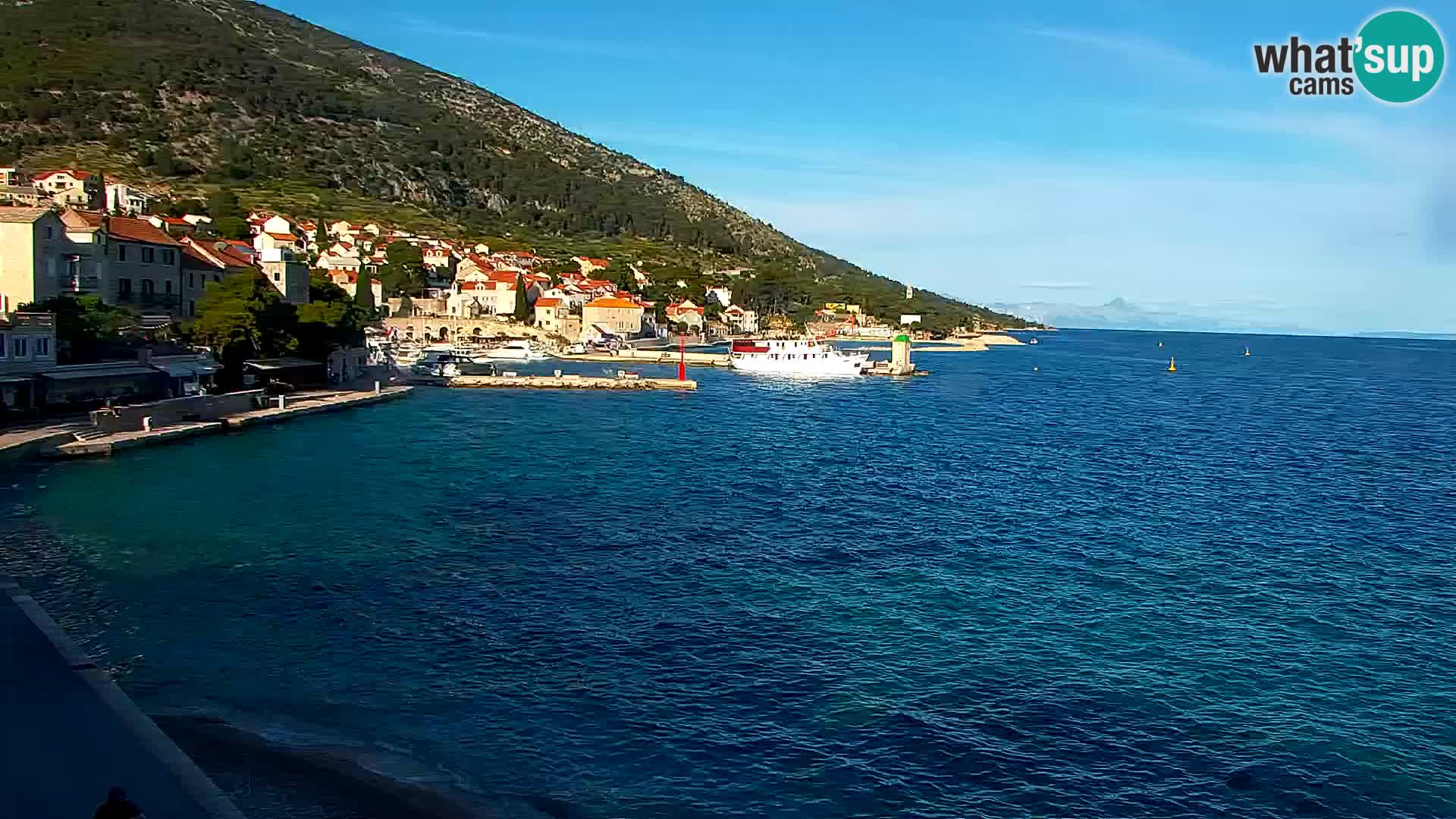 Spletna kamera Bol – Center mesta in marina v živo