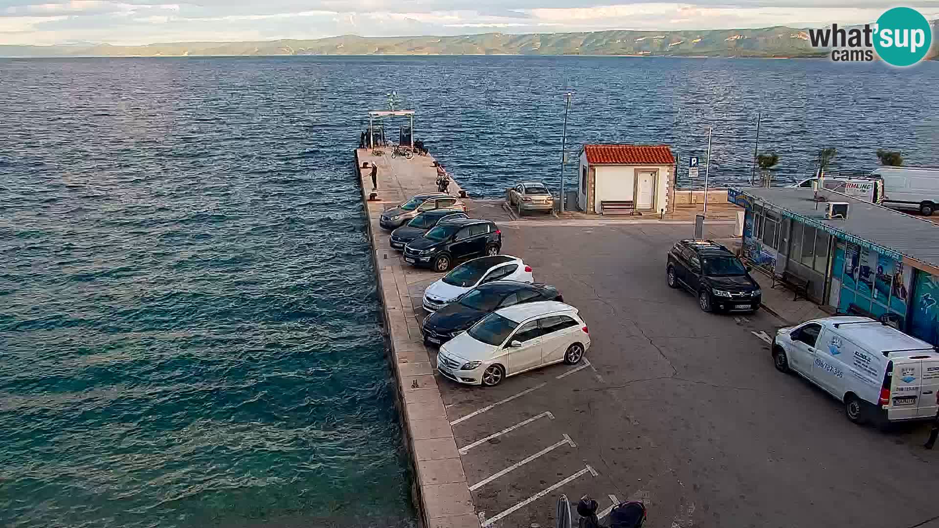 Spletna kamera Bol – Center mesta in marina v živo