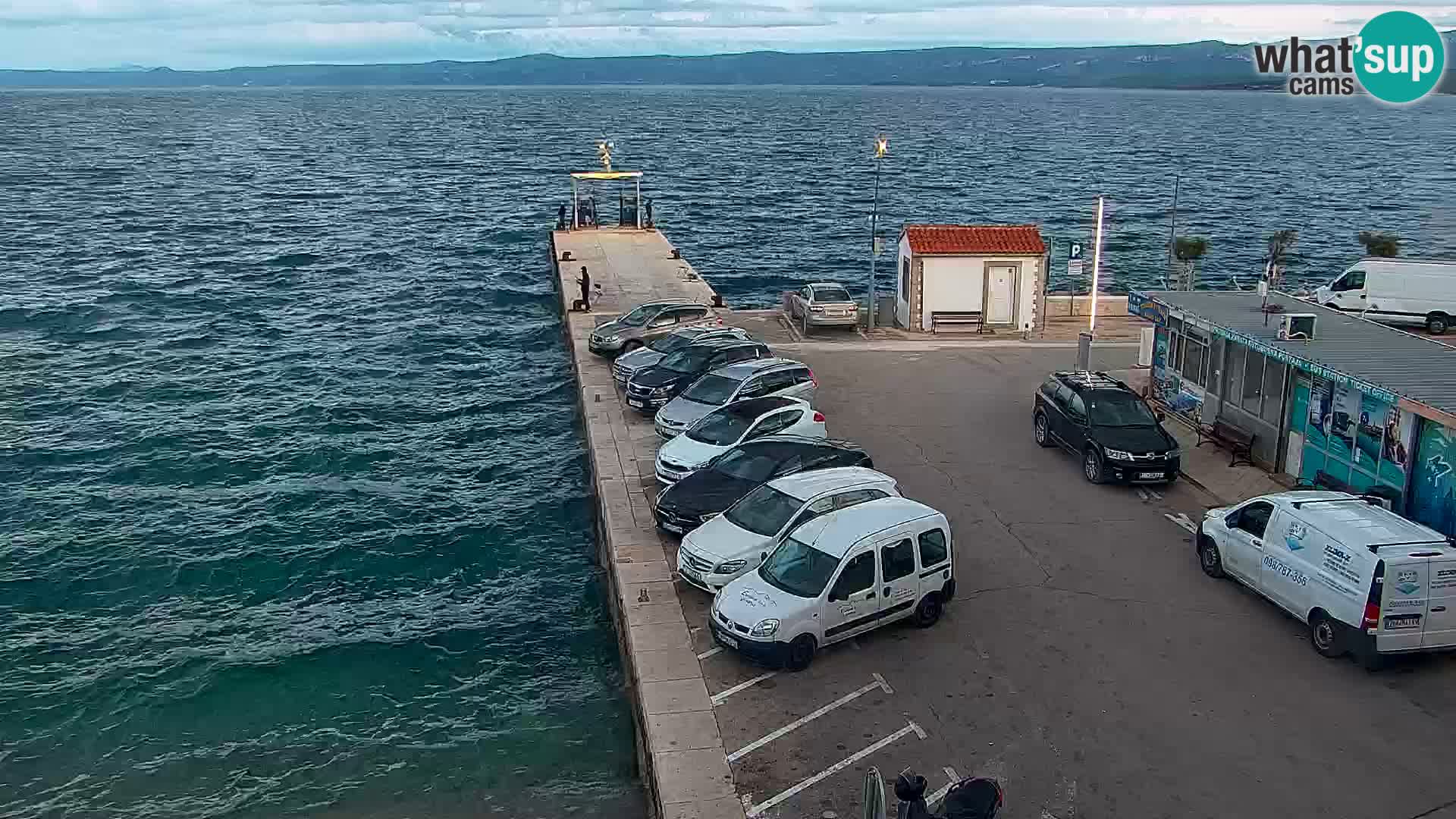 Spletna kamera Bol – Center mesta in marina v živo