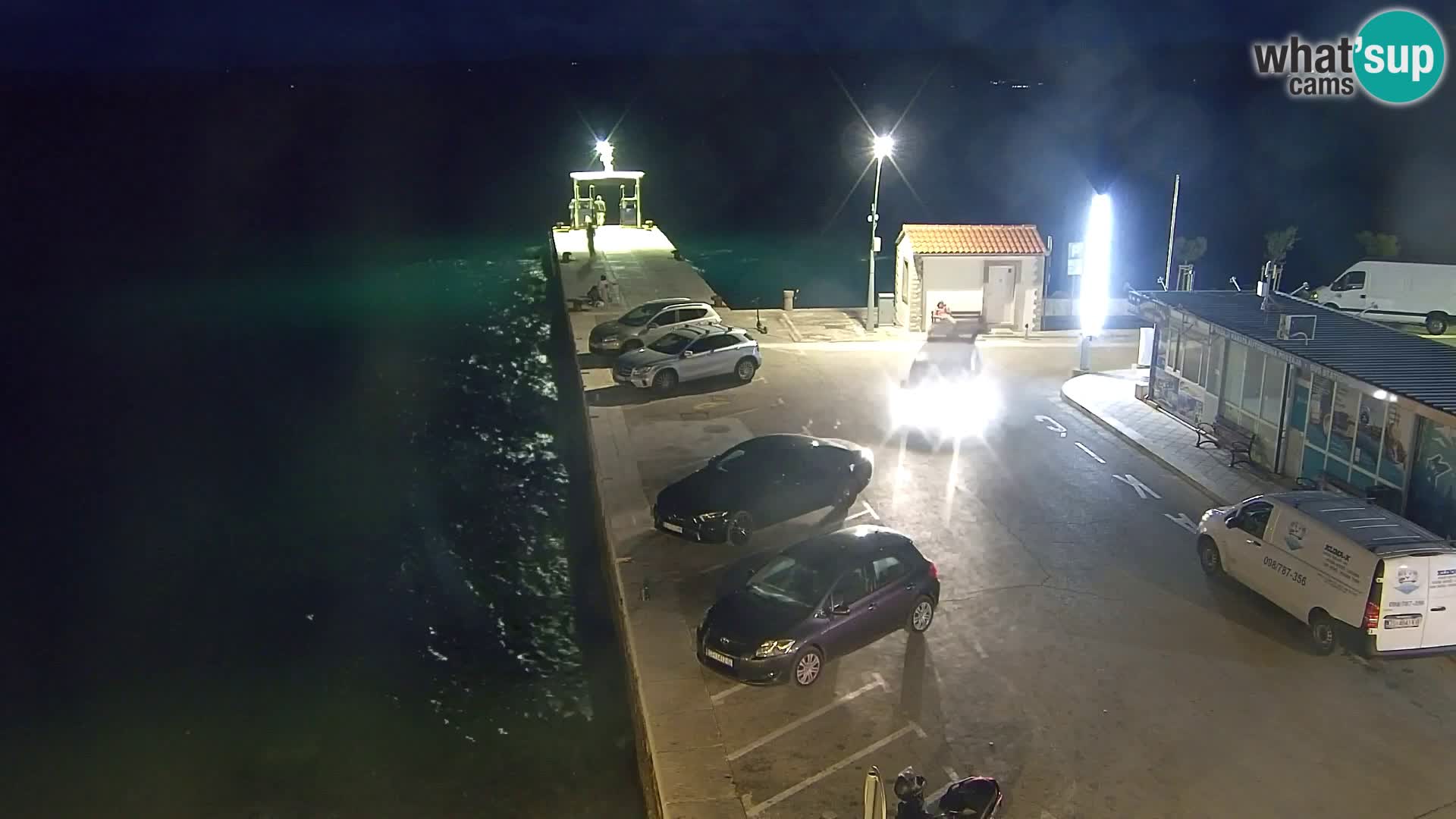 Spletna kamera Bol – Center mesta in marina v živo