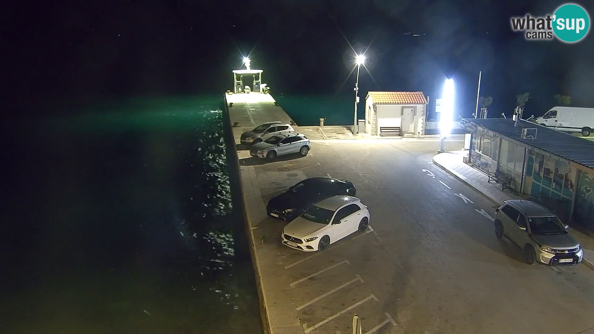 Spletna kamera Bol – Center mesta in marina v živo