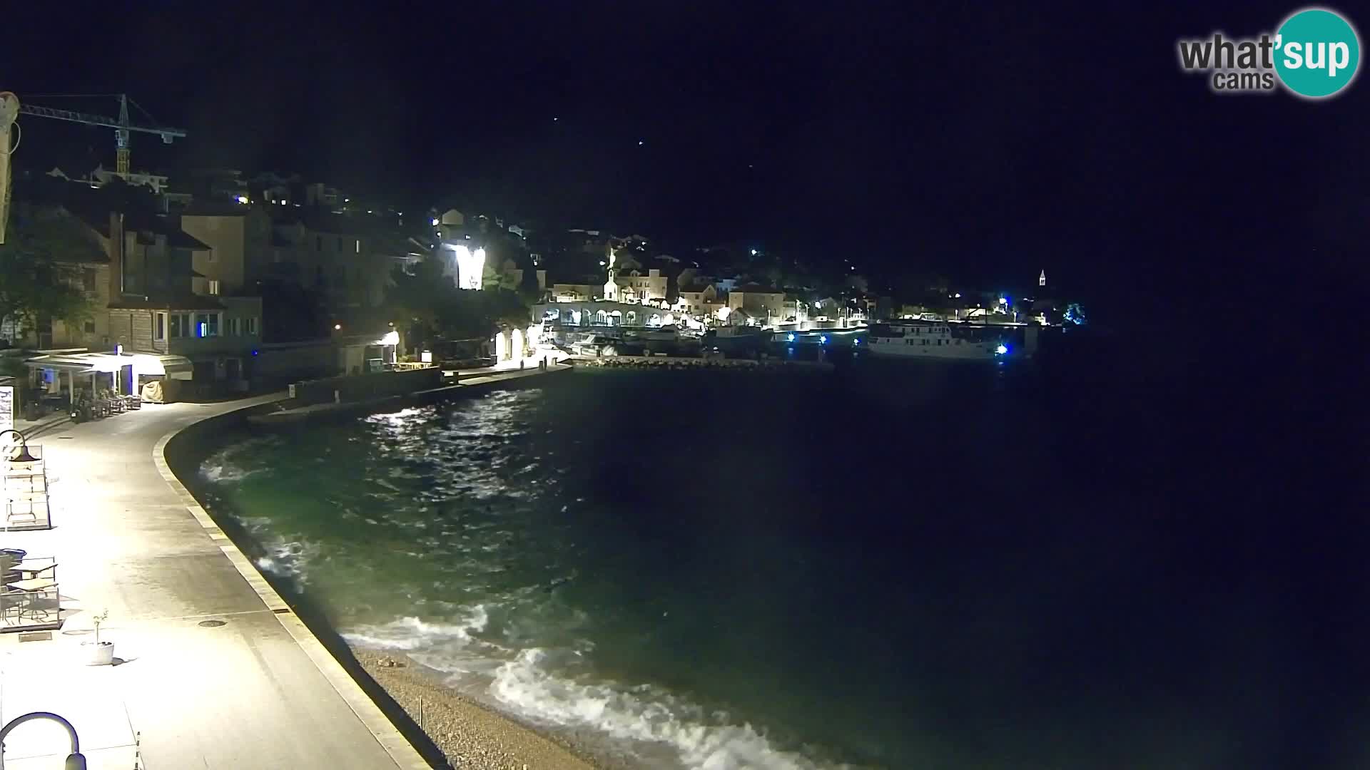 Spletna kamera Bol – Center mesta in marina v živo